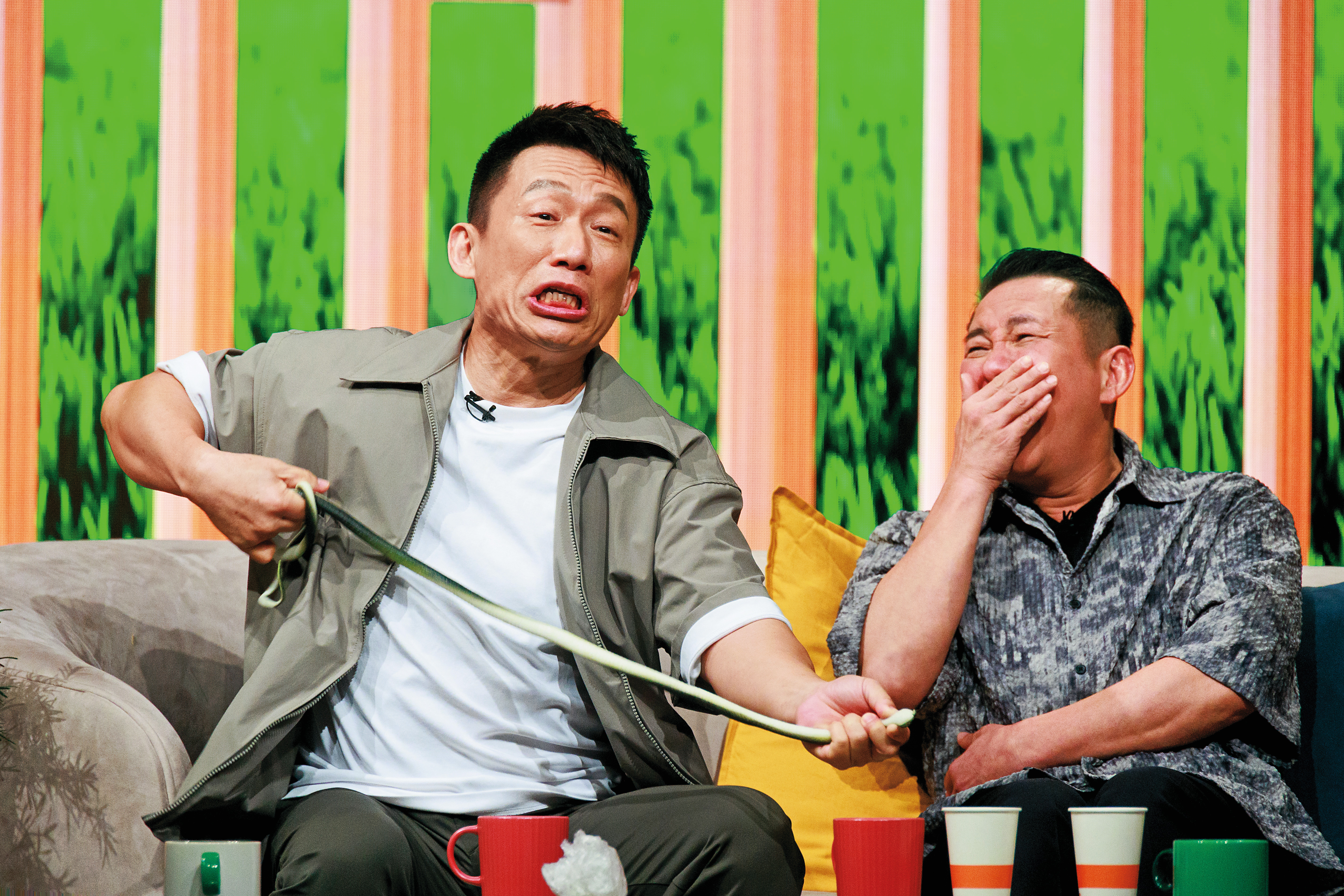 郭子乾（左）與屈中恆（右）共同擔任故事主角，郭子乾現場表演殺蛇，效果十足。（喜盟娛樂提供）