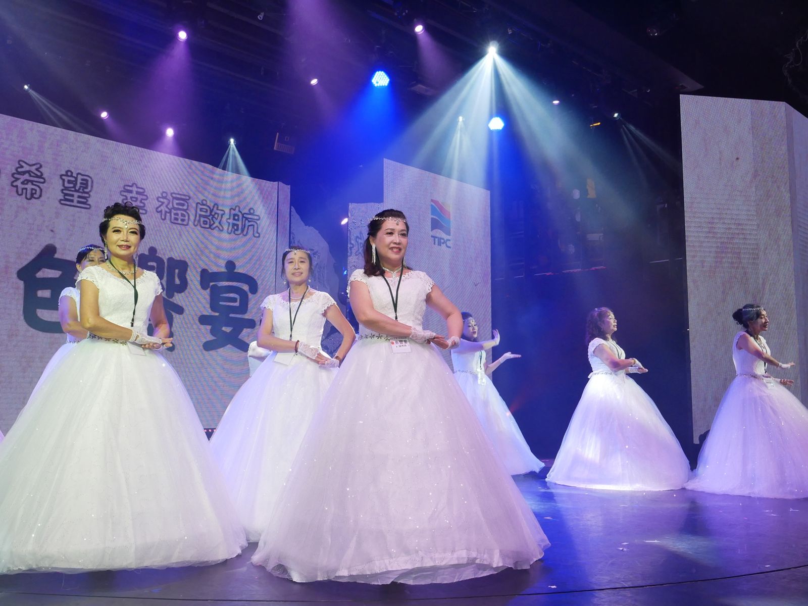 麗星郵輪攜手臺灣港務公司 逾60位乳癌病友穿白紗登台演出