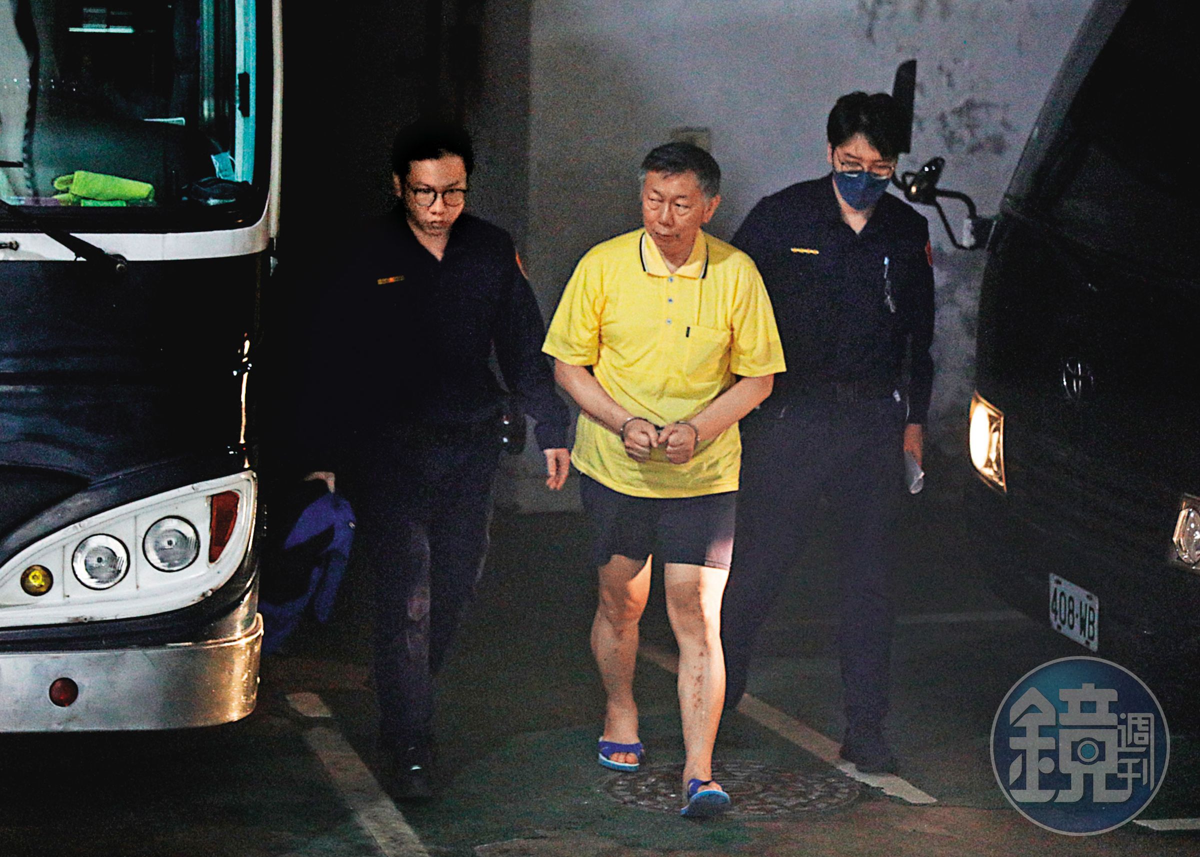 民眾黨主席柯文哲（中）涉收賄遭收押近2個月，檢廉破解柯的USB續追金流，將向法院聲請延押。