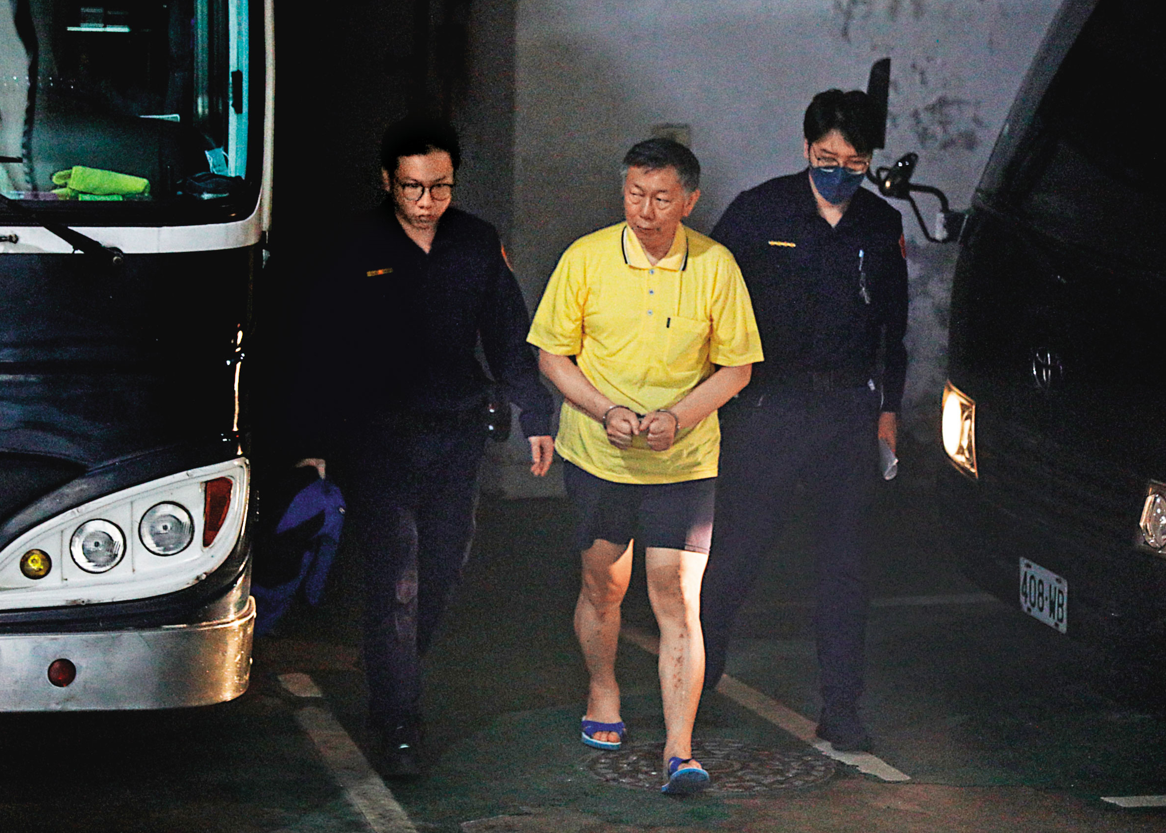 民眾黨主席柯文哲（中）涉收賄遭收押近2個月，檢廉破解柯的USB續追金流，將向法院聲請延押。