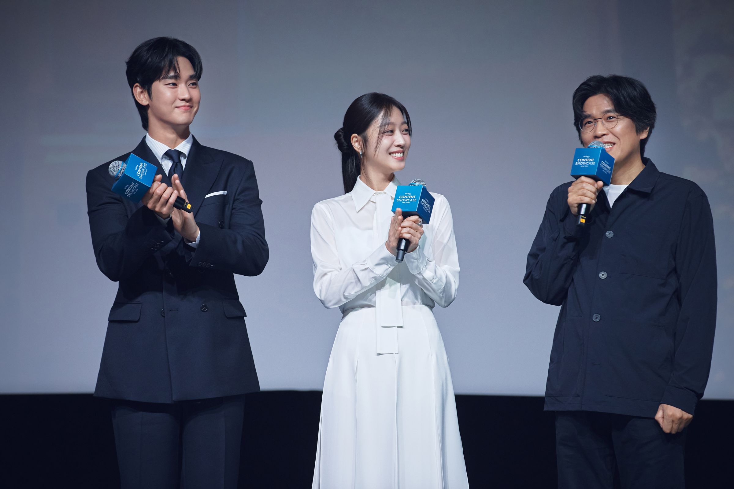 金秀賢(左起)、趙寶兒與導演朴賢錫去年11月曾出席「2024 Disney APAC Content Showcase」,為新劇《山寨人生》造勢。(Disney+提供)