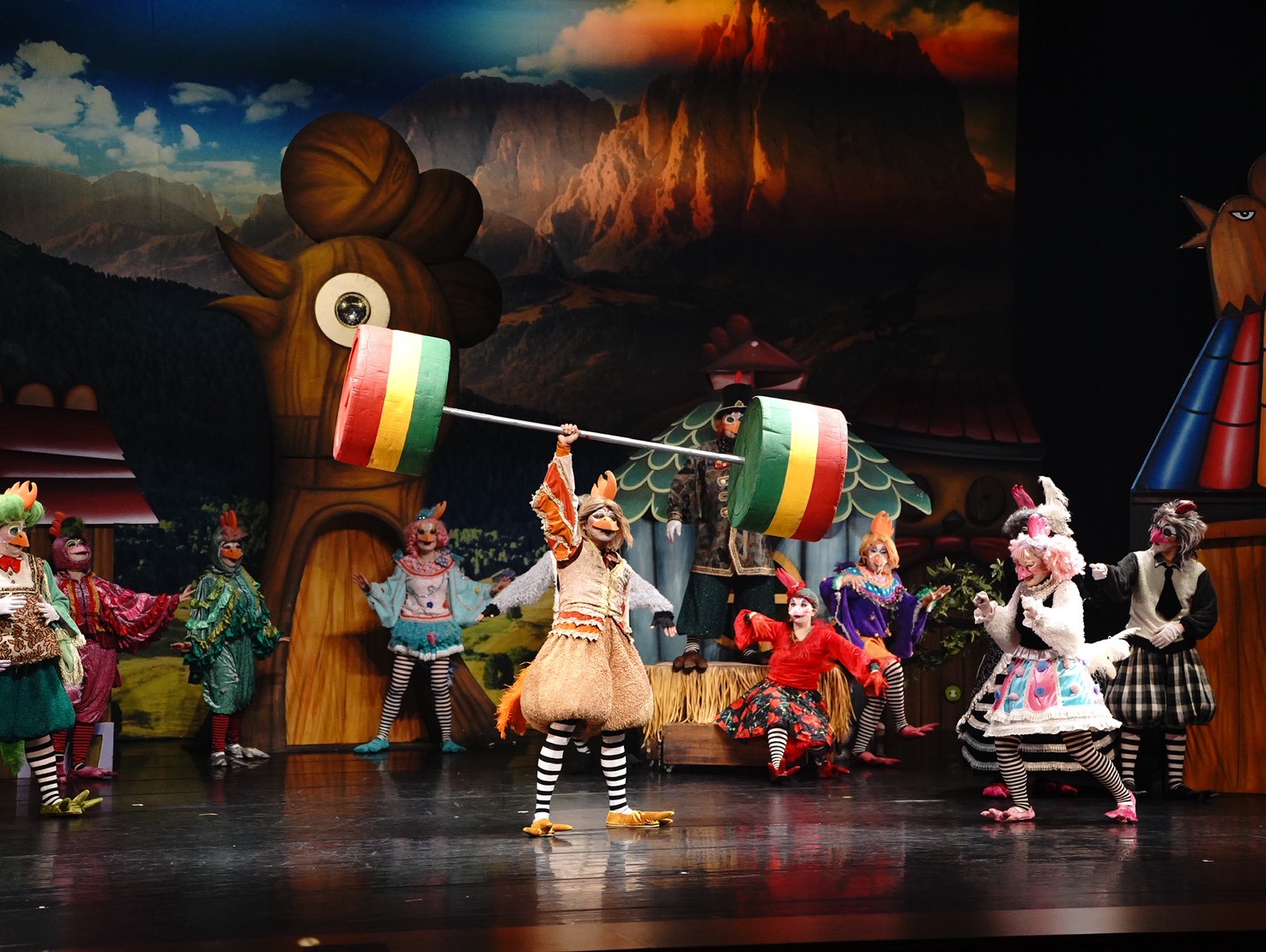 紙風車屏東團員扮演雞城角色，動作與表情逗趣。 （紙風車劇團提供）