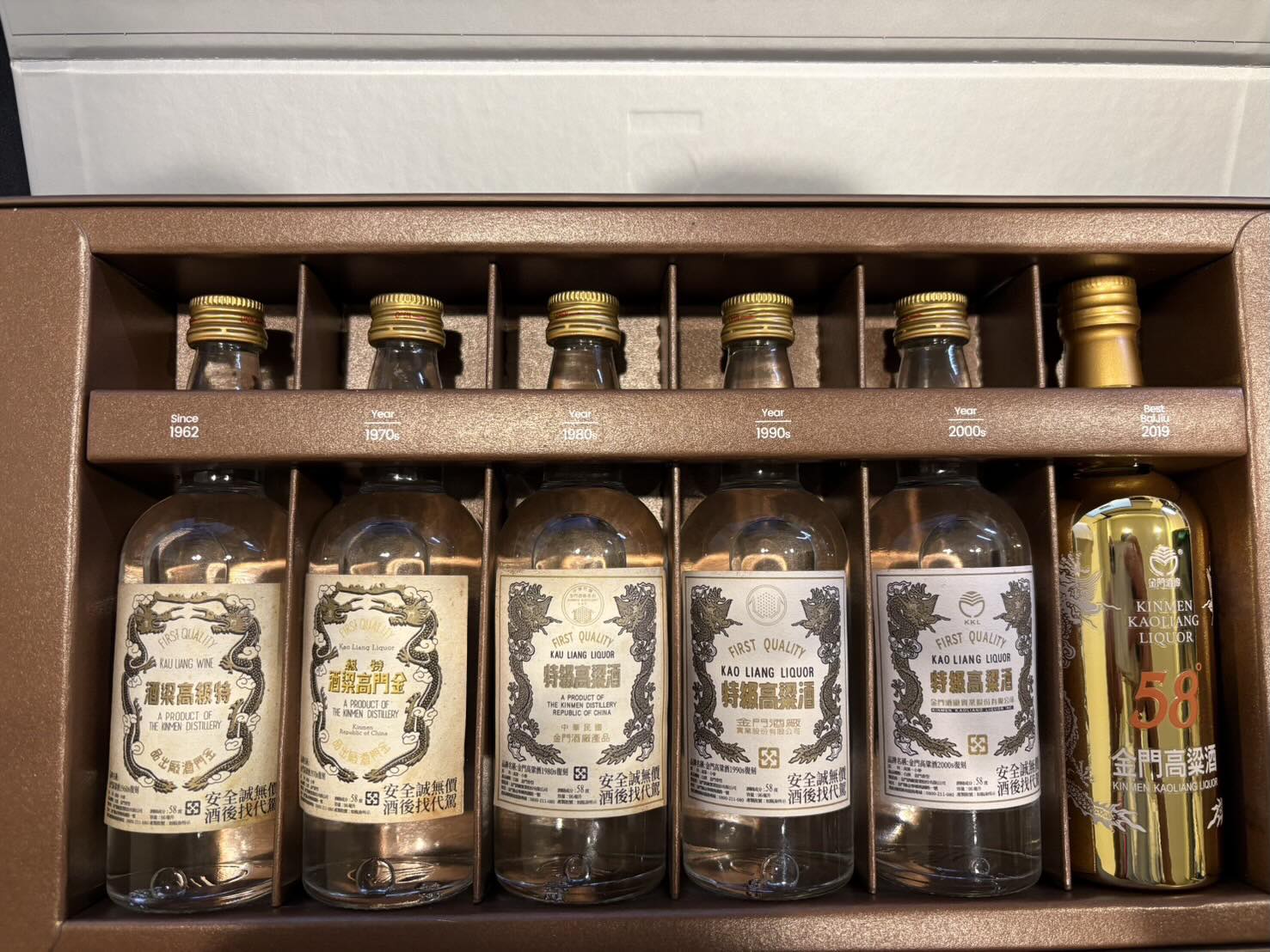 一名網友發現金門高粱酒的酒標文字閱讀順序隨著年代演變。（翻攝Threads@fantipast026）