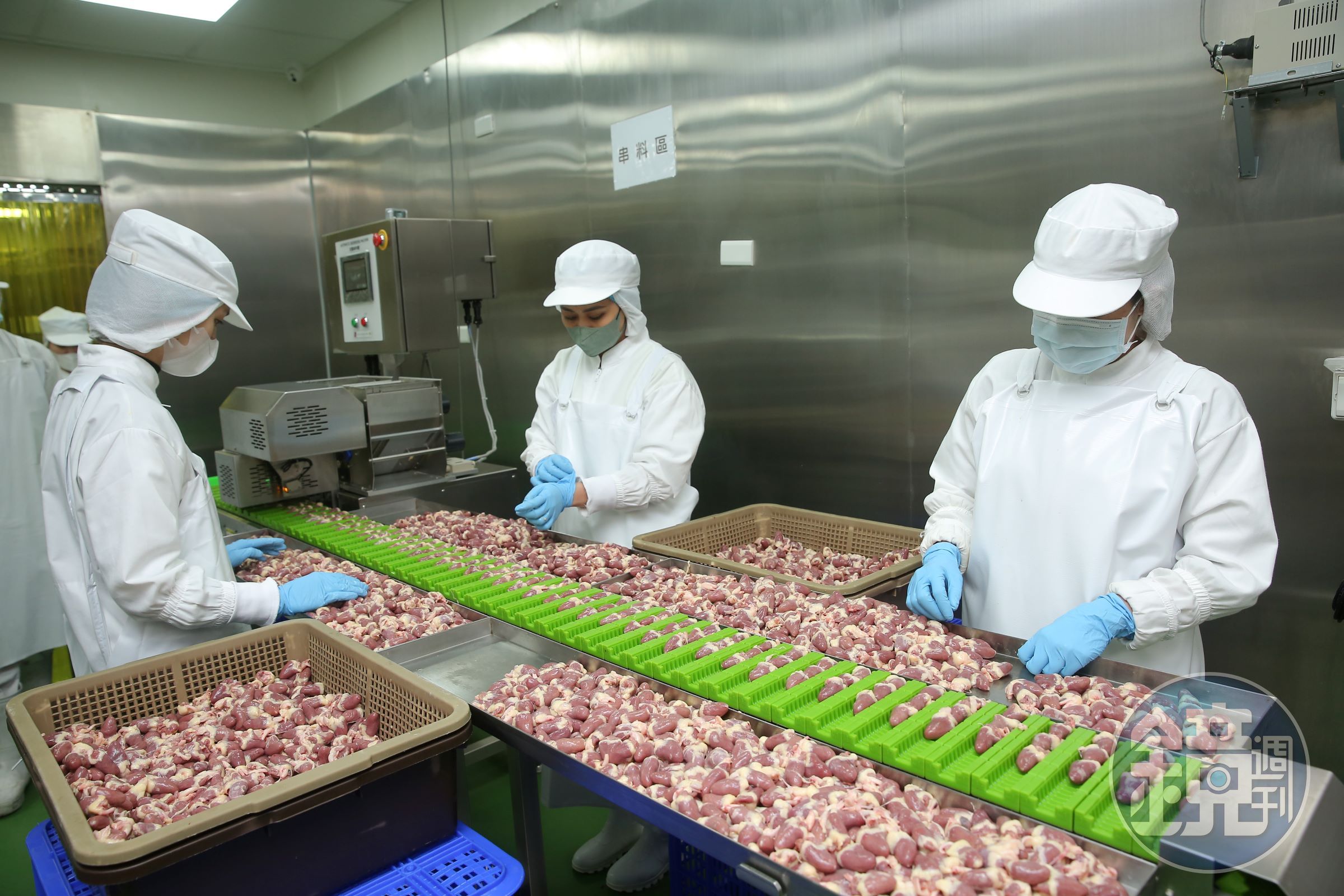 中央廚房耗資500萬元裝設自動化串肉機,目前模具已能串製10種以上的肉類,不只供應自家店所需,還幫數家居酒屋代工。