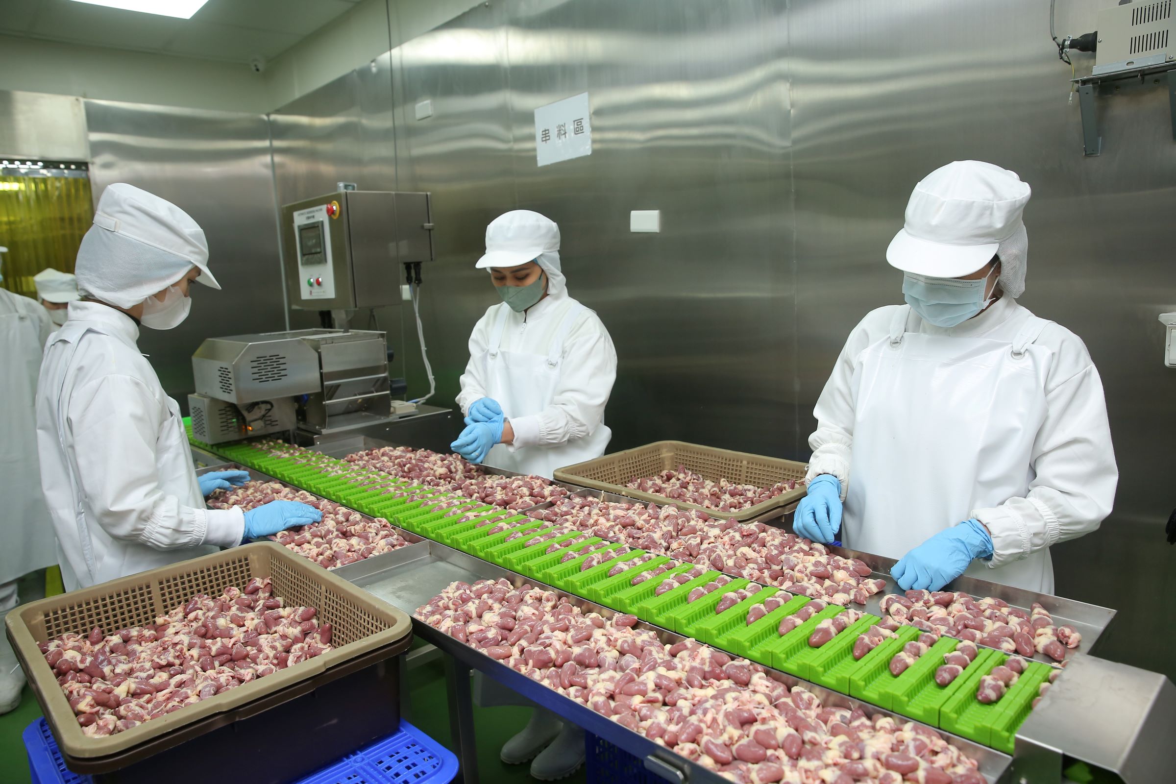 中央廚房耗資500萬元裝設自動化串肉機，目前模具已能串製10種以上的肉類，不只供應自家店所需，還幫數家居酒屋代工。