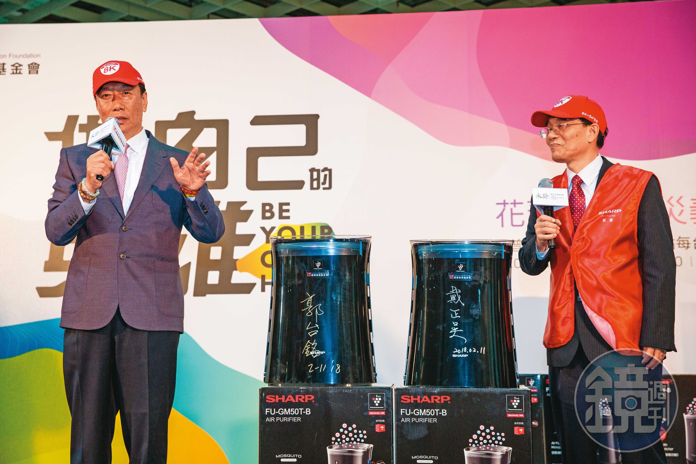 在鴻海集團有日本通美譽的戴正吳（右），被郭台銘（左）派去重整日本夏普，多次夏普活動郭台銘都親自站台。