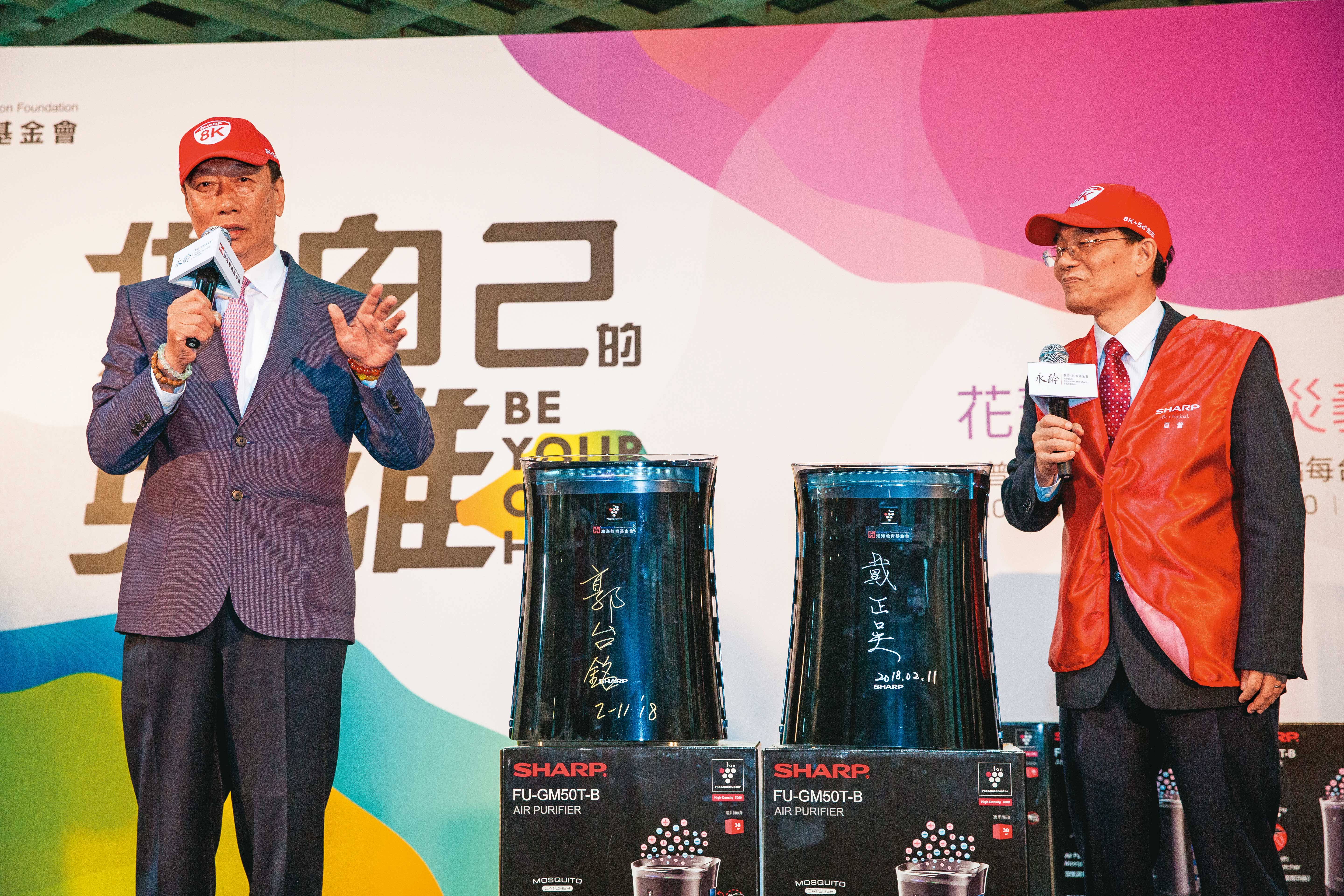 在鴻海集團有日本通美譽的戴正吳（右），被郭台銘（左）派去重整日本夏普，多次夏普活動郭台銘都親自站台。（本刊資料照）