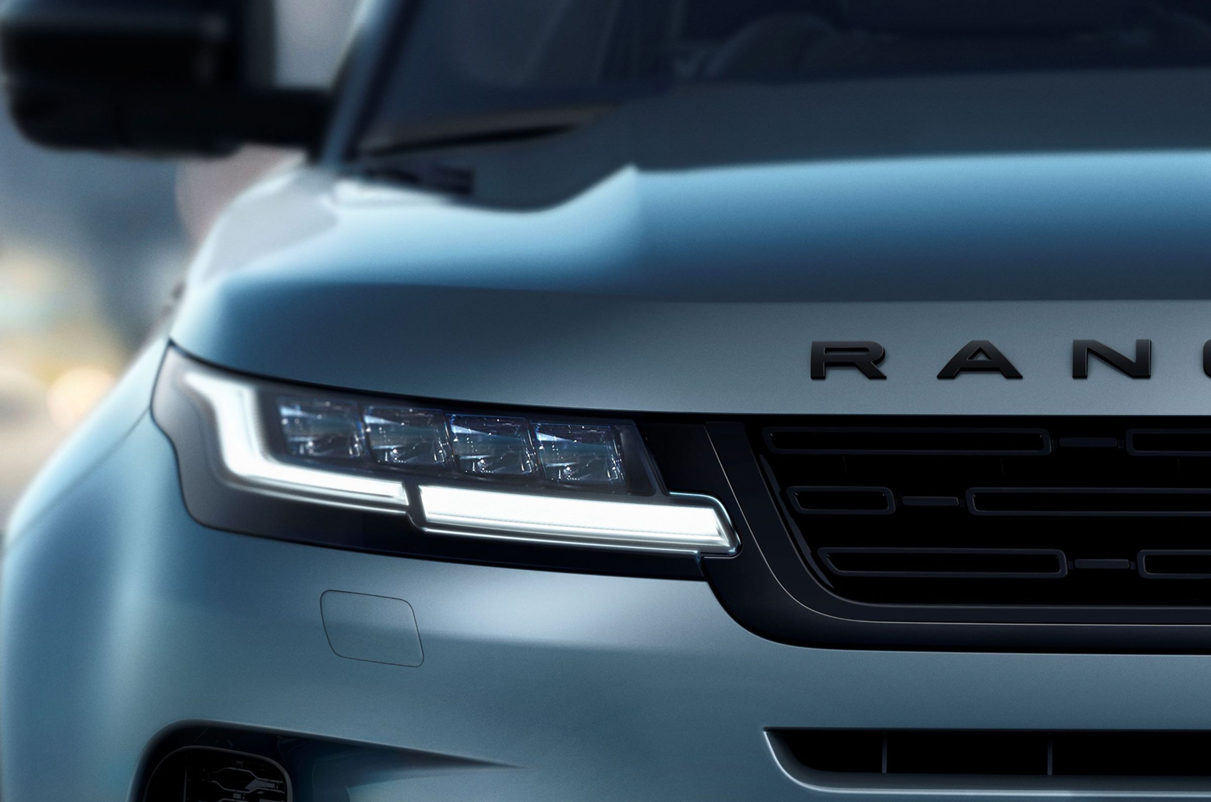 Range Rover P250 Dynamic SE 雙編成車型標配 Pixel LED 頭燈並升級家族化經典日型燈造型,延續家族一脈的車前意象。