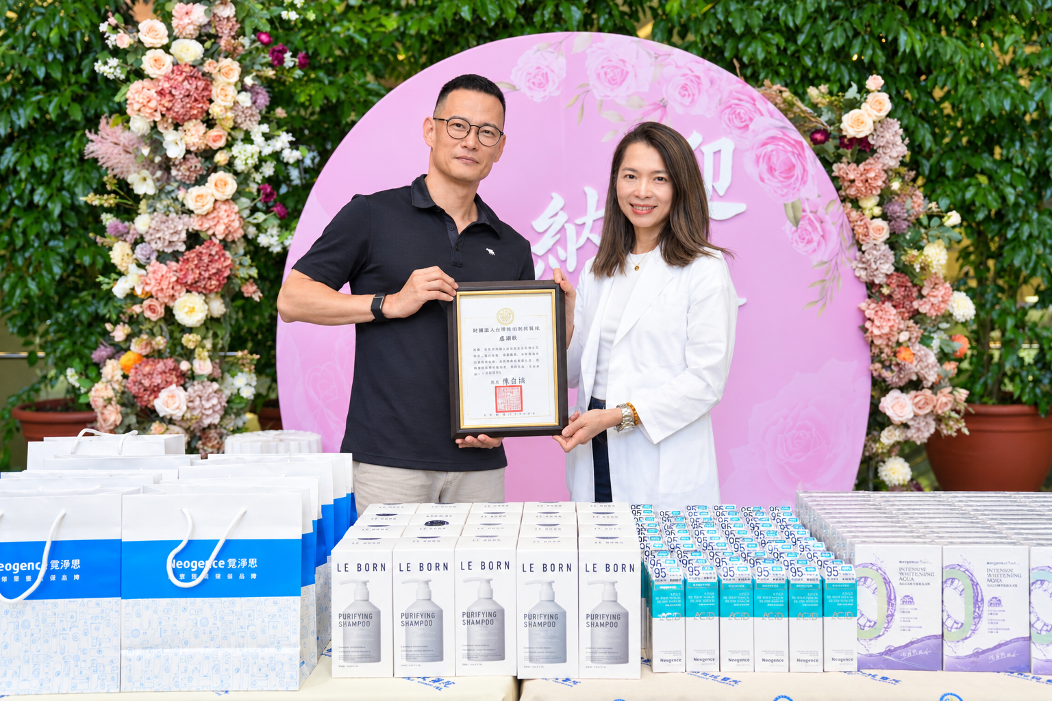 中國醫藥大學新竹附設醫院副院長沈名吟(右)頒發感謝狀給醫美保養品牌創辦人謝玠揚(左)。