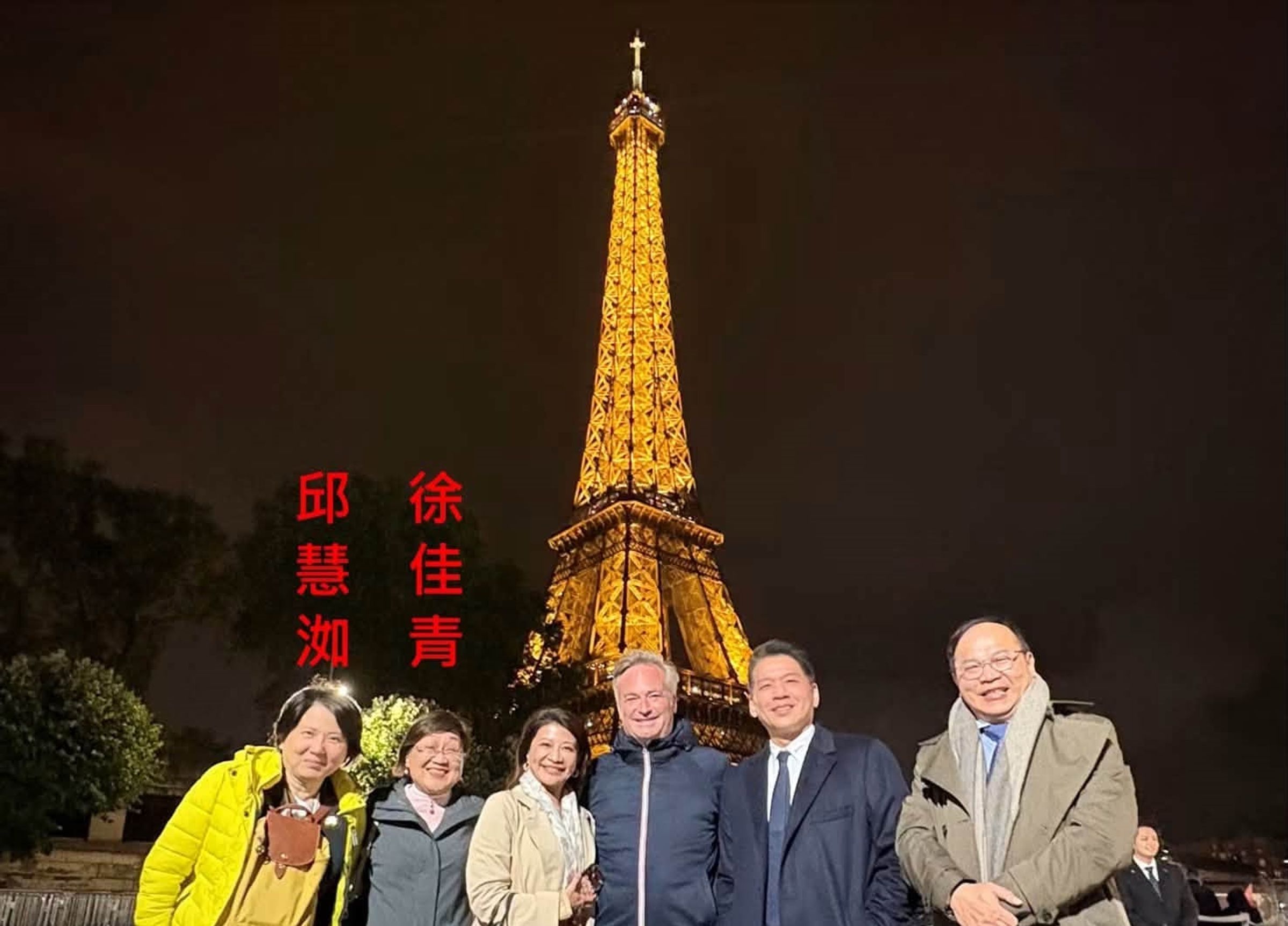 四叉貓、李正皓挖出今年5月的照片，發現邱慧洳在法國時，硬要蹭在徐佳青身邊合照，照片曝光引發熱議。（翻攝自李正皓臉書）