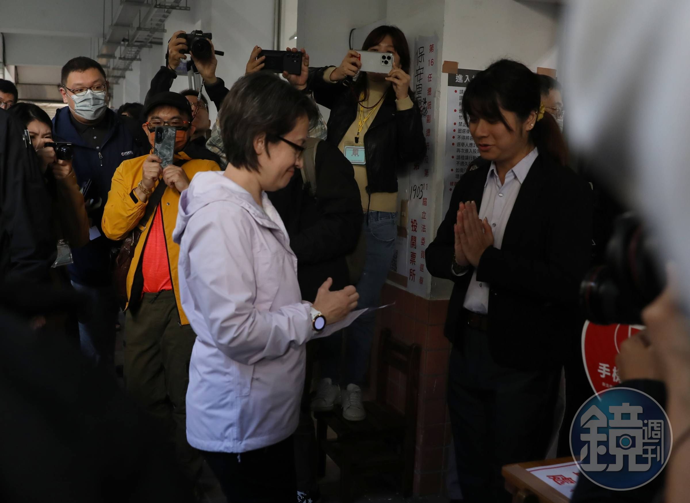 民進黨副總統候選人蕭美琴投票時把身分證忘在車上，所幸最後順利完成投票。