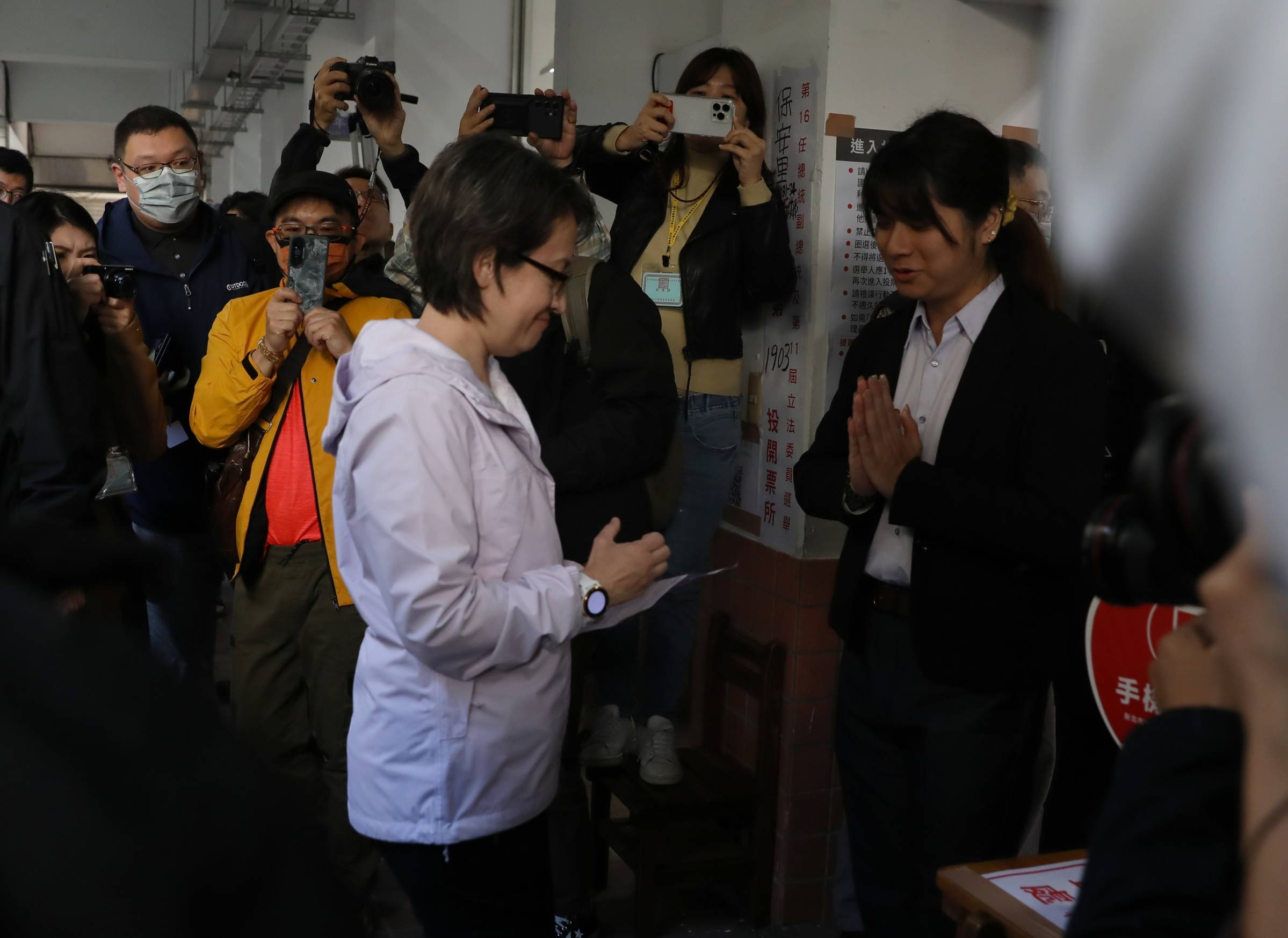 民進黨副總統候選人蕭美琴投票時把身分證忘在車上，所幸最後順利完成投票。