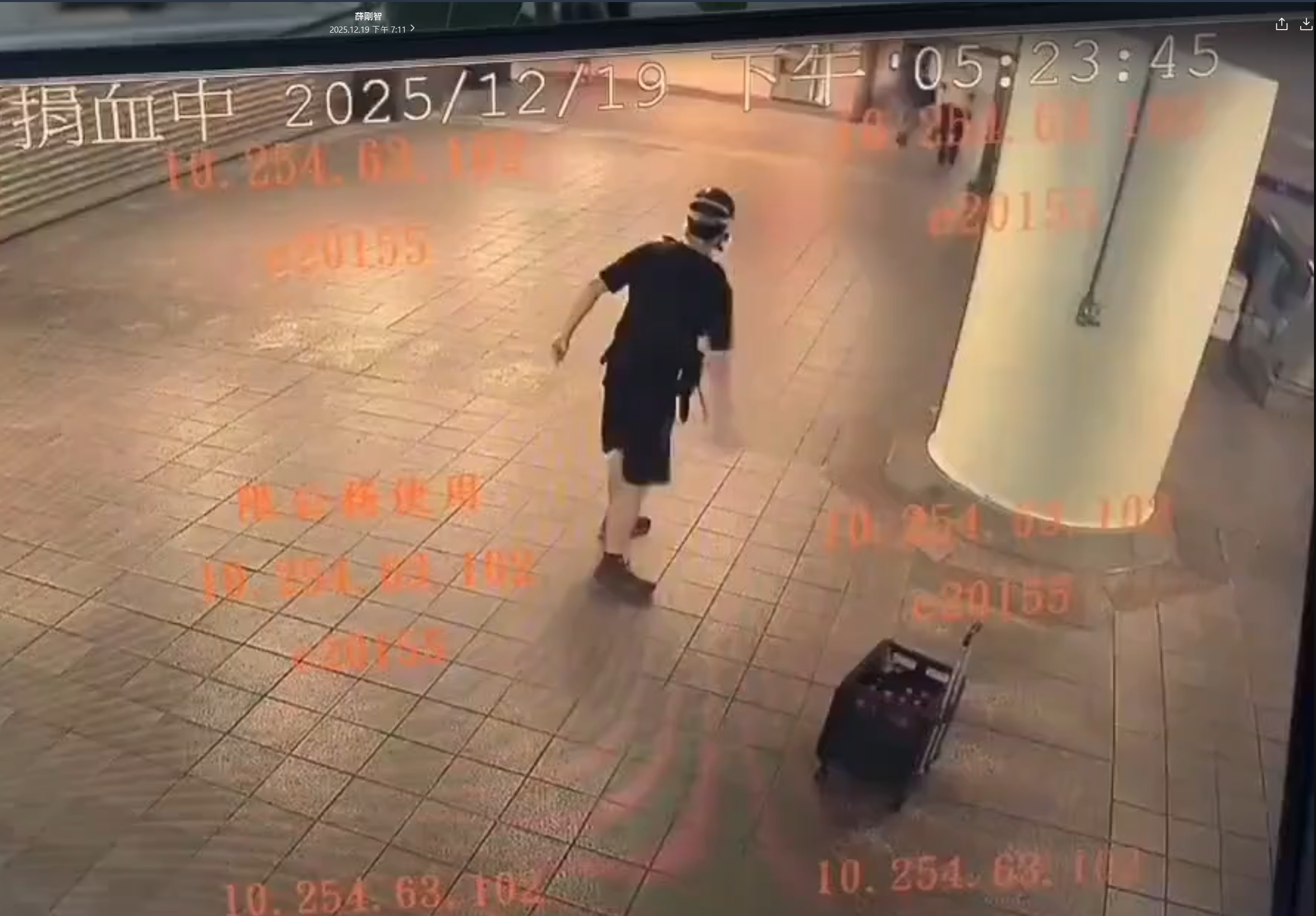 嫌犯張文在北車丟煙霧彈之後隨機殺人，專家示警未來兩週可能出現模仿的漣漪現象。（翻攝畫面） 