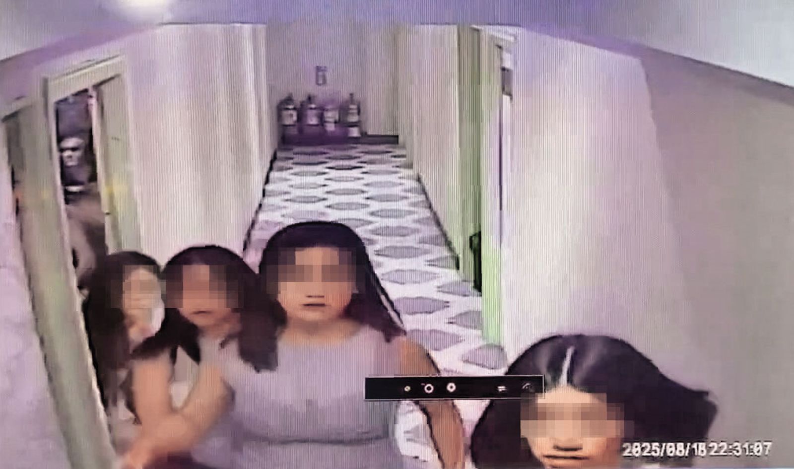 桃園警方近來戮力掃黃。圖為在情色按摩店內上班的泰籍女子，得知警方到場後的逃竄畫面。（翻攝畫面）