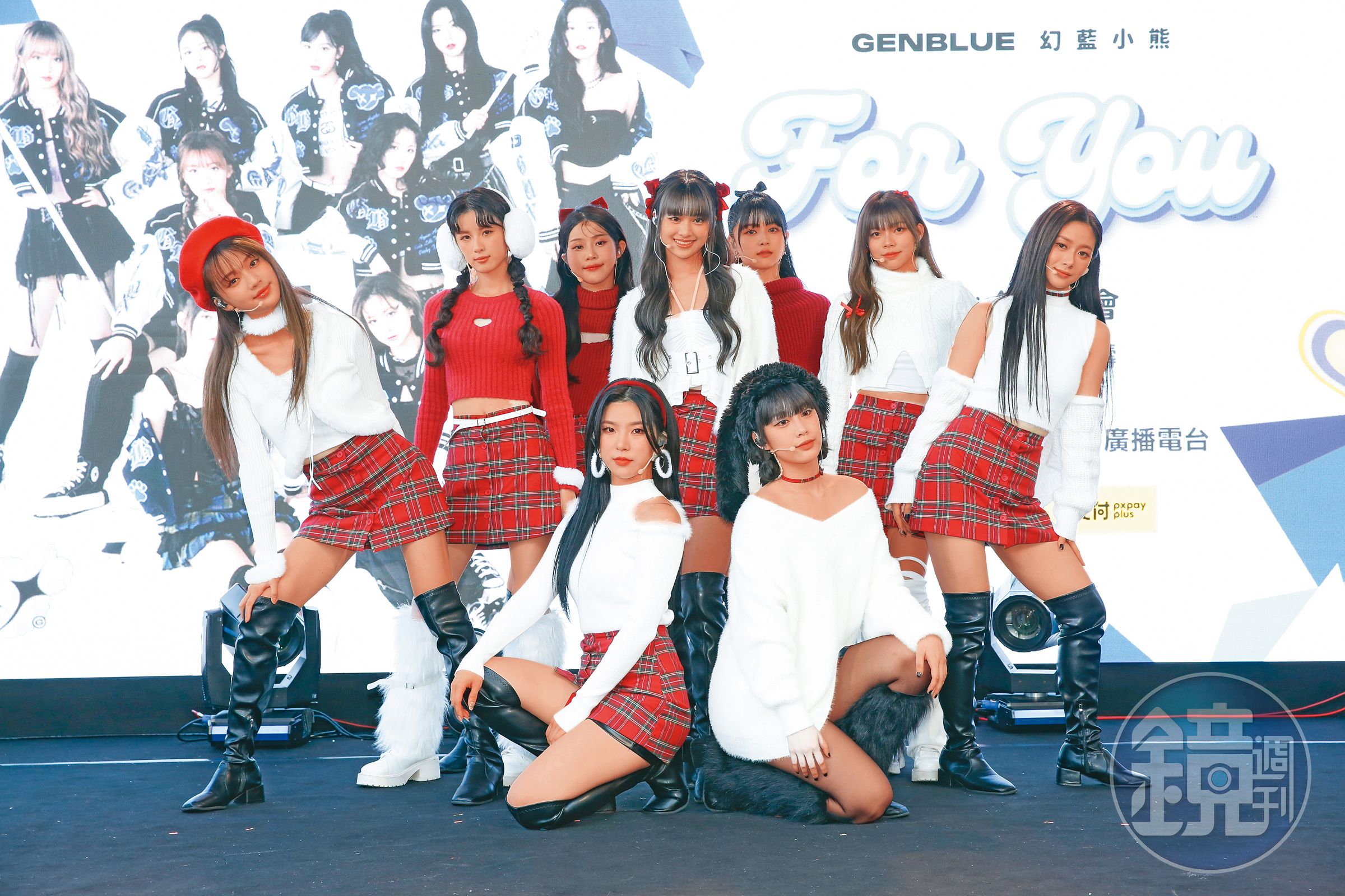 曾愷妤(前排右)3年前以台灣新生代女團 GENBLUE 幻藍小熊成員,參加於台北舉辦的「FOR YOU感謝簽唱會」。