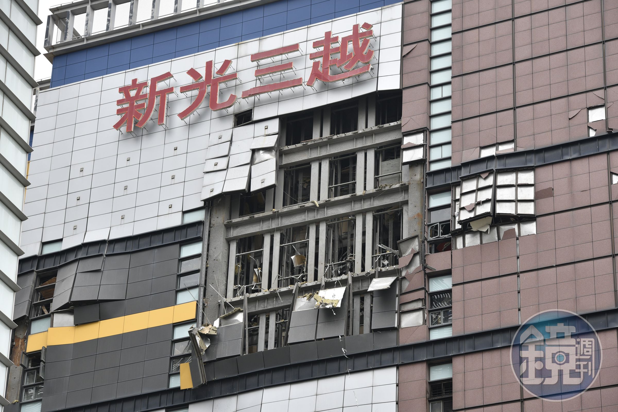 由於氣爆威力驚人,百貨外牆被炸穿。
