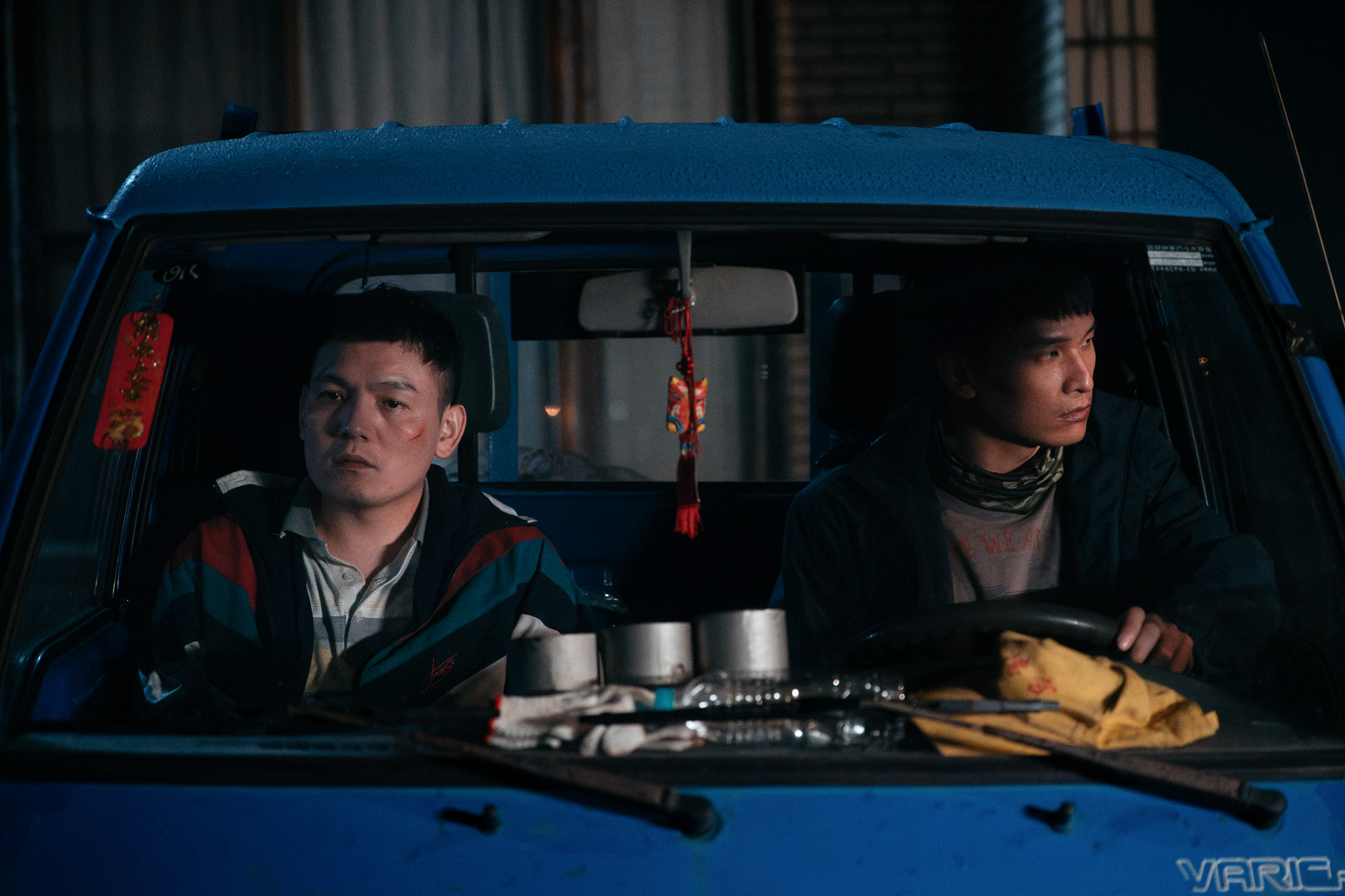 春風(左)與黃奇斌(右)在《死亡賭局》中飾演一對兄弟。(英傑哆影業提供)