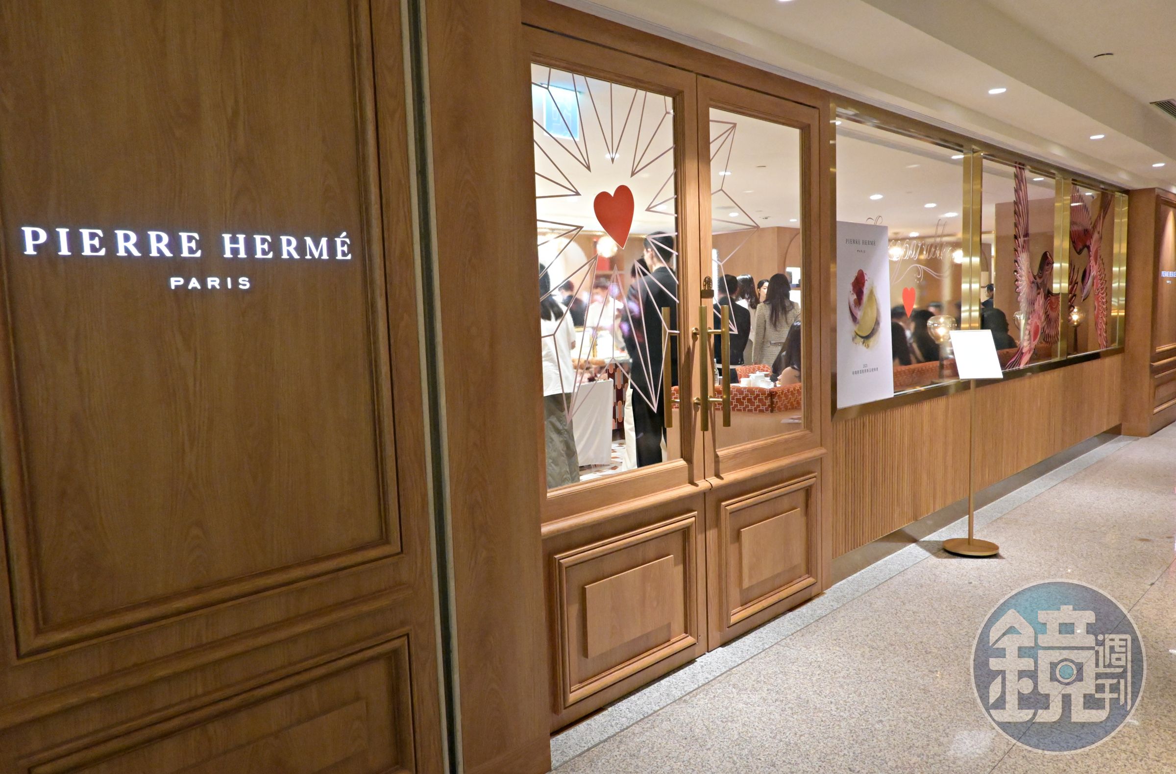 在台北晶華飯店一樓的「Café PIERRE HERMÉ PARIS」，能品嘗到「PIERRE HERMÉ」的多款法式經典糕點。
