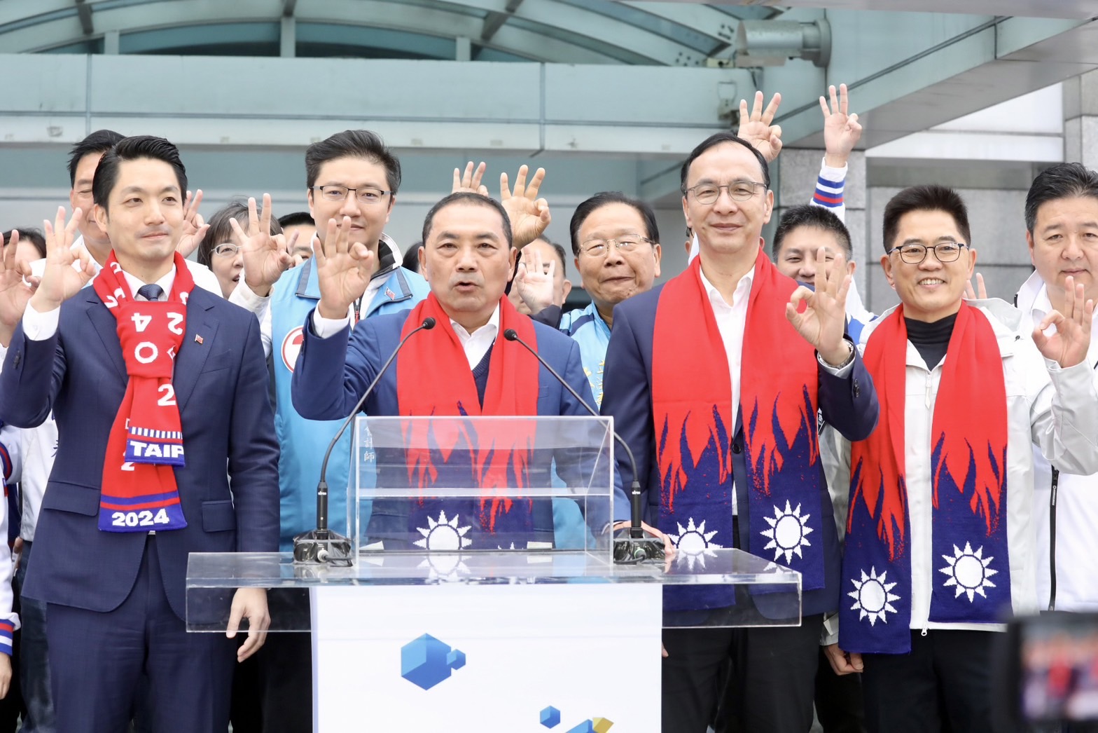 國民黨總統候選人侯友宜今(1日)參加國民黨元旦升旗活動,致詞時再向民進黨總統候選人賴清德開炮。(國民黨文傳會提供)