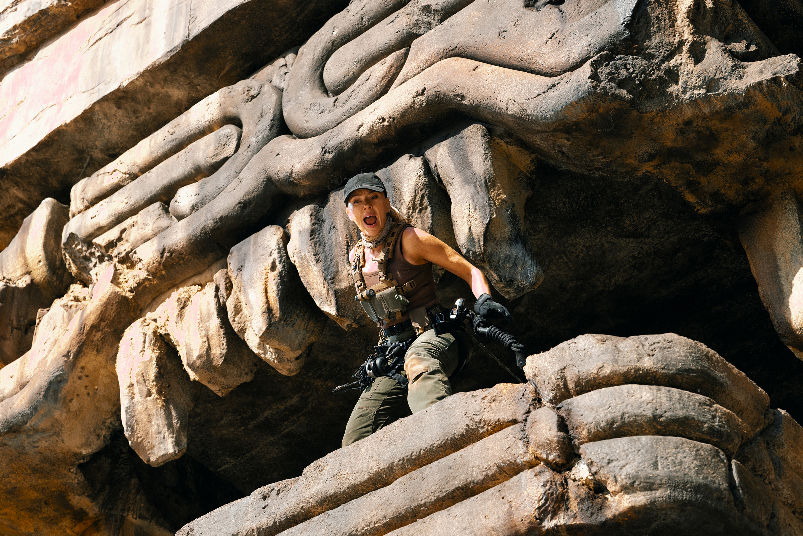 大場面掌握得澎湃壯闊，恐龍橋段看到《哥吉拉》的影子，史嘉蕾喬韓森有其個人魅力。（UIP提供）
