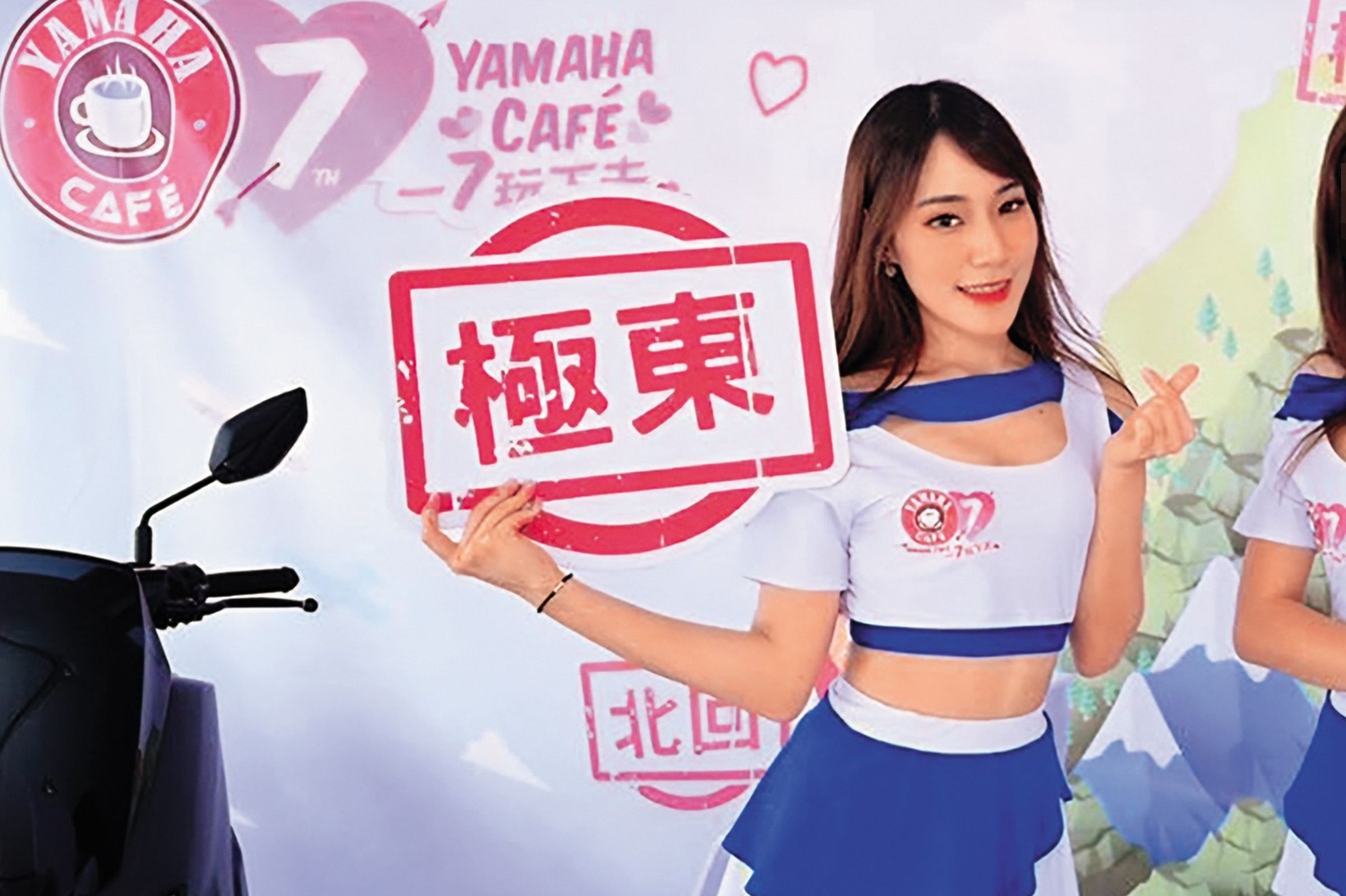 奈奈子(左)靠著美豔外表,也成許多發布會的show girl。(翻攝自奈奈子臉書)