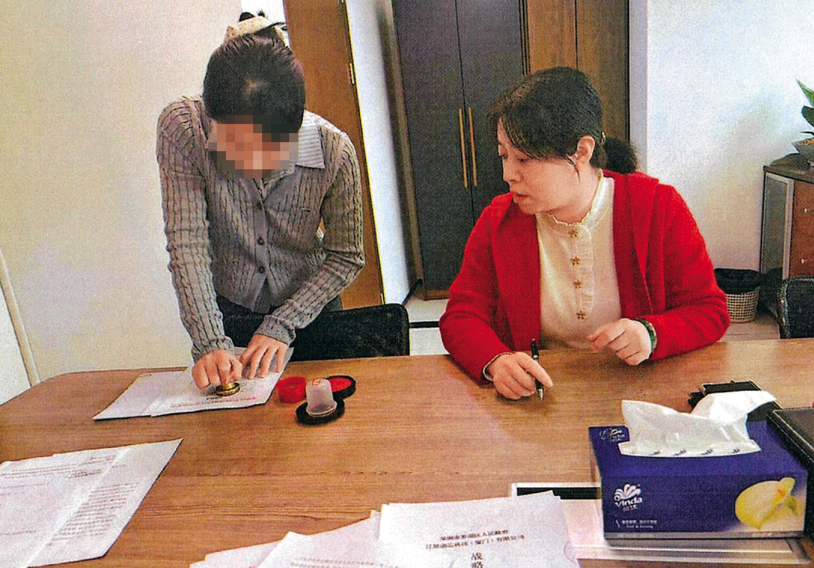 羅湖區科工局長副局長張琳(右)與企業代表簽約,現已行蹤成謎。(讀者提供)