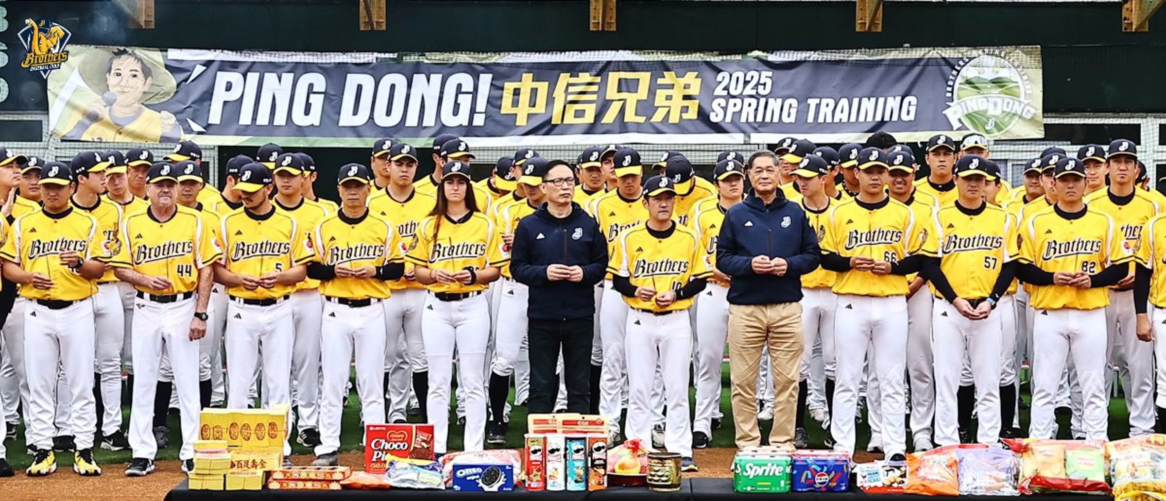 莎菈入境隨俗,在春訓開訓典禮一起拿香拜拜。(翻攝自兄弟Fans Club臉書)