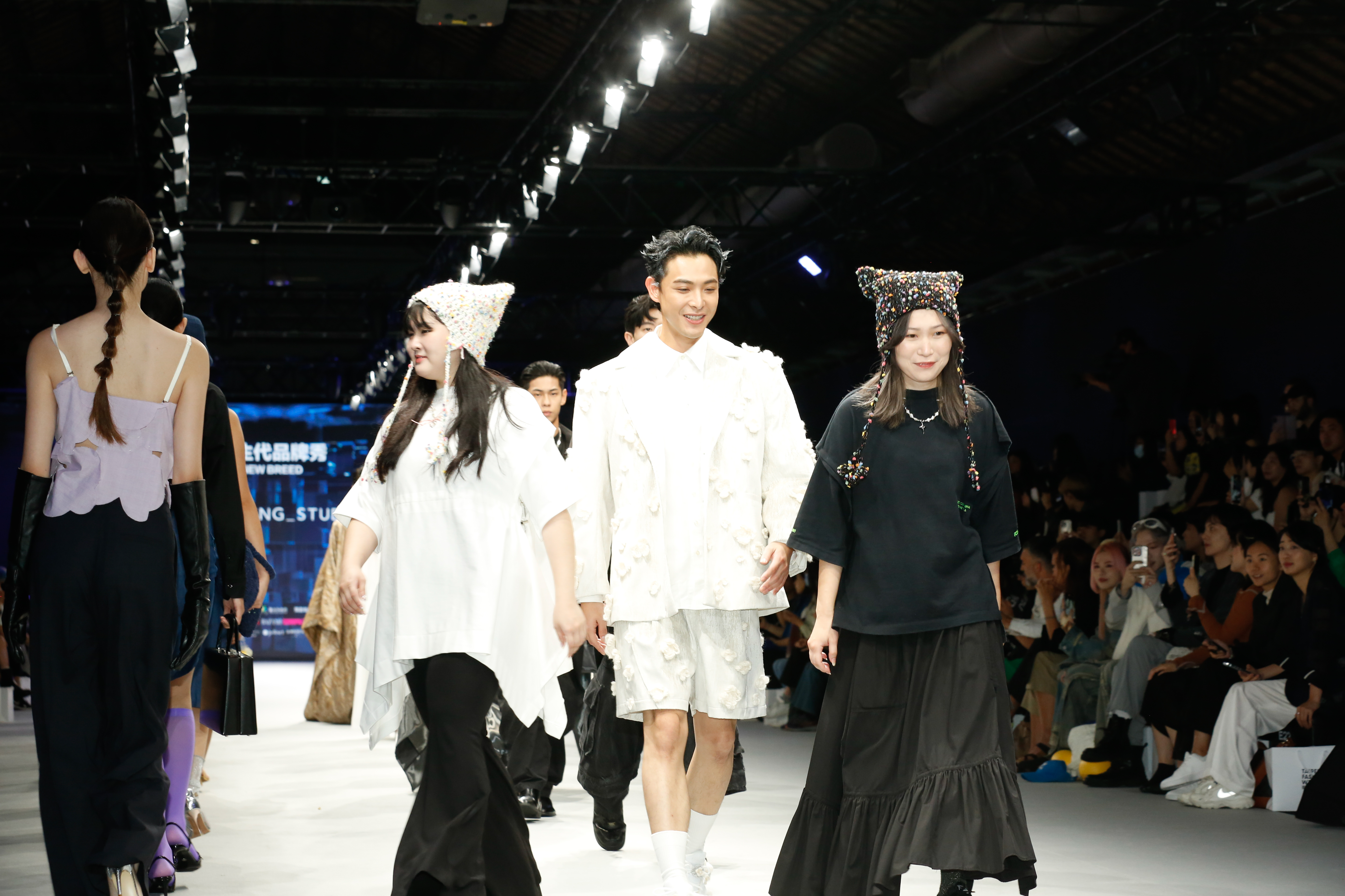 PCES三位設計師楊芷芮、李玉琪、Bruno Chung特別去二刷連晨翔(右2)客串演出的《台北女子圖鑑》找靈感。