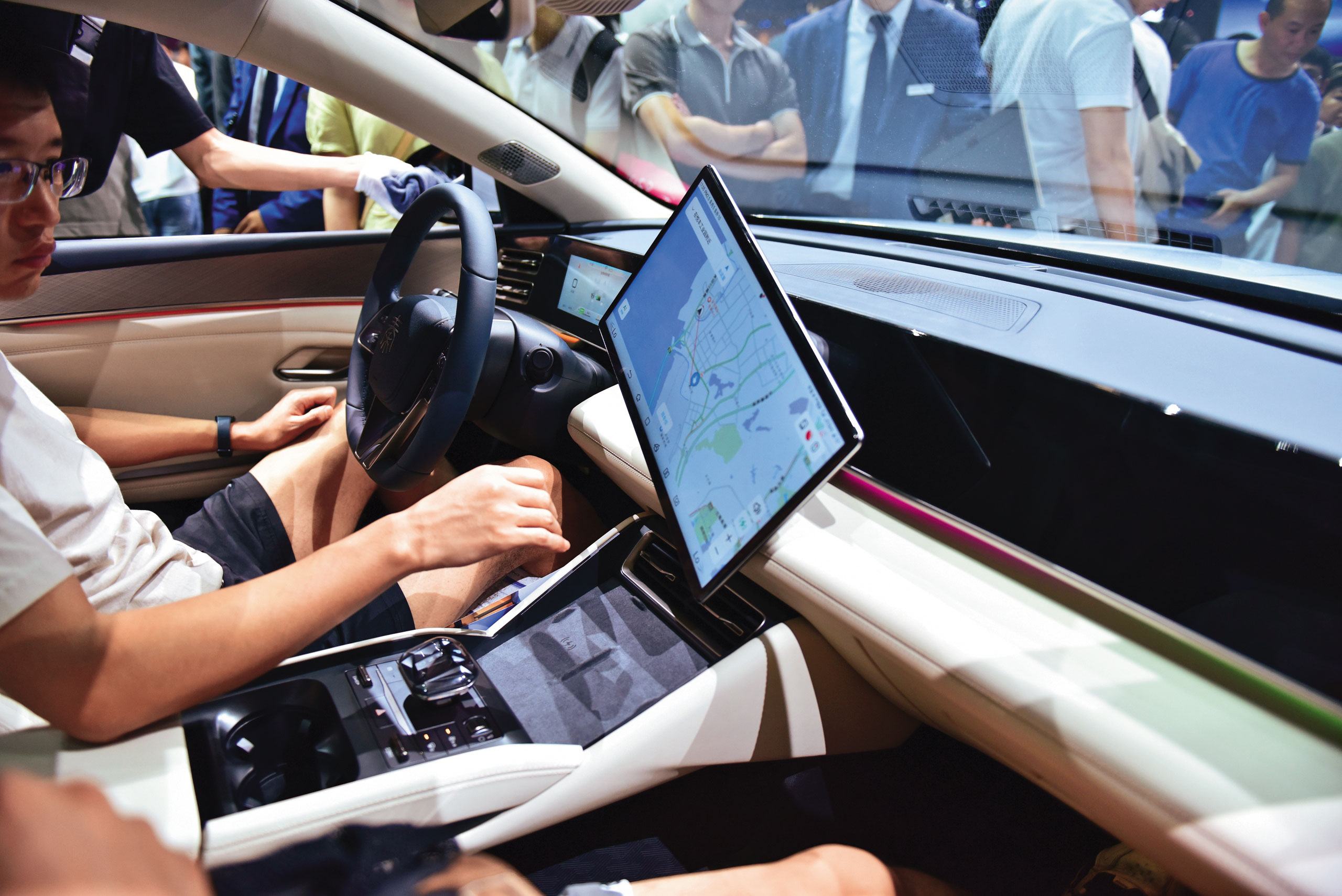 比亞迪多數車款配有智慧駕駛系統，並祭出低價戰搶市。（東方IC）