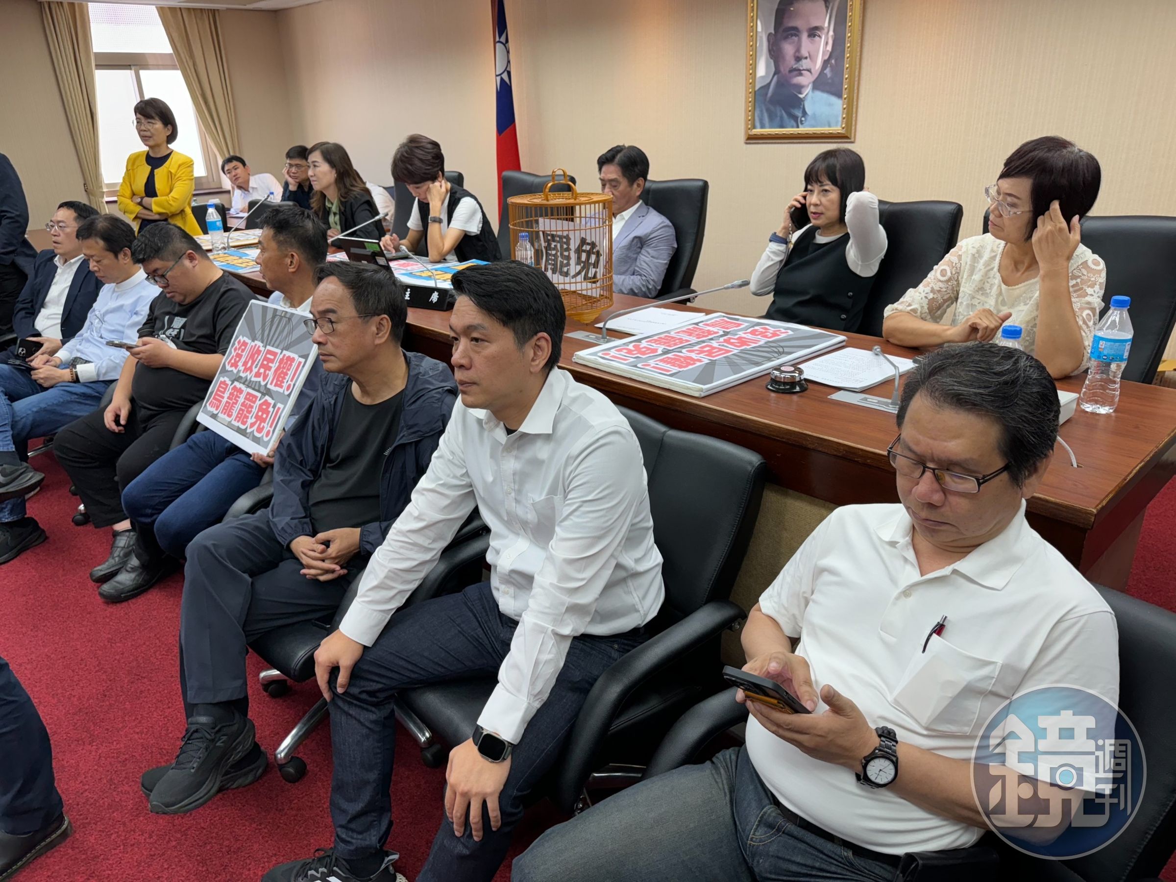 民進黨立委一群人一大早就拿著布條,佔領內政委員會主席台。