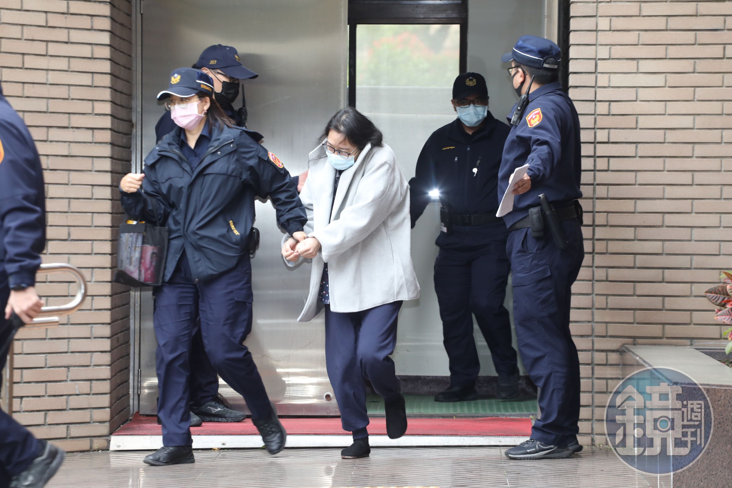 惡保母姊妹狼狽離開北院。白衣者為劉姓保母姊姊。