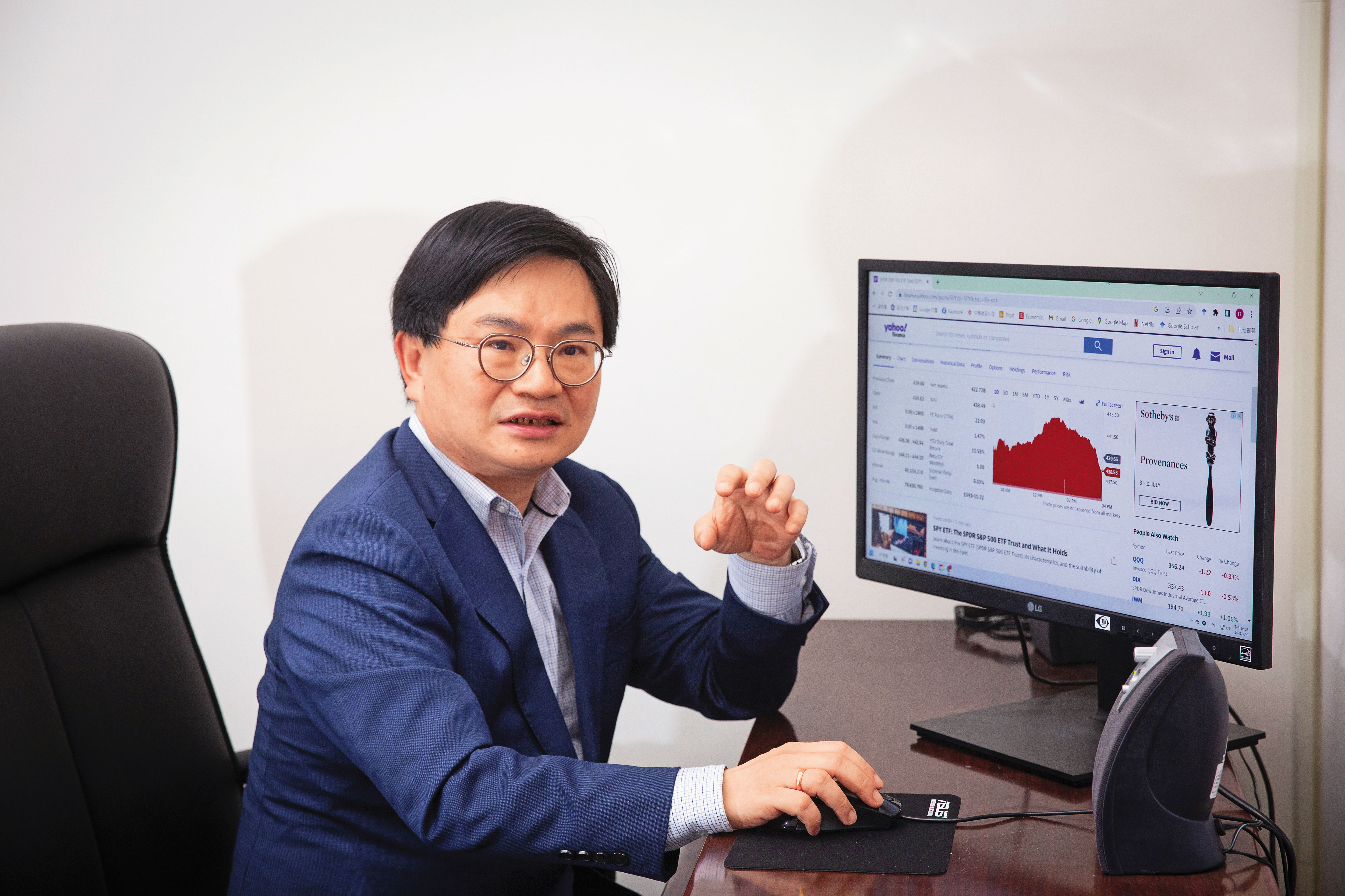 政治大學商學院教授周冠男表示，不領息、讓複利發揮最大效益，才是王道。