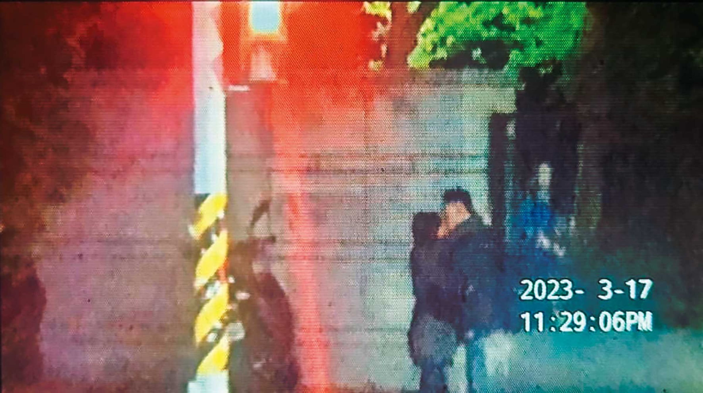 許智超（右）3年前就被爆偷吃吳姓女籃球員（左），2人甚至當街擁吻。（翻攝記者爆料網）