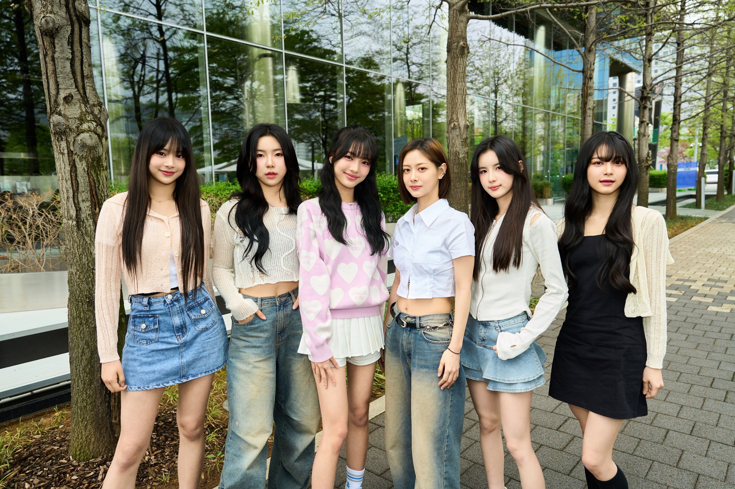 GENBLUE幻藍小熊目前為6人組合，由隊長XXIN（右三）帶領NICO(左起）、Ayeon、采甄、毓與許媛媛一起拼出道。（天空娛樂提供）