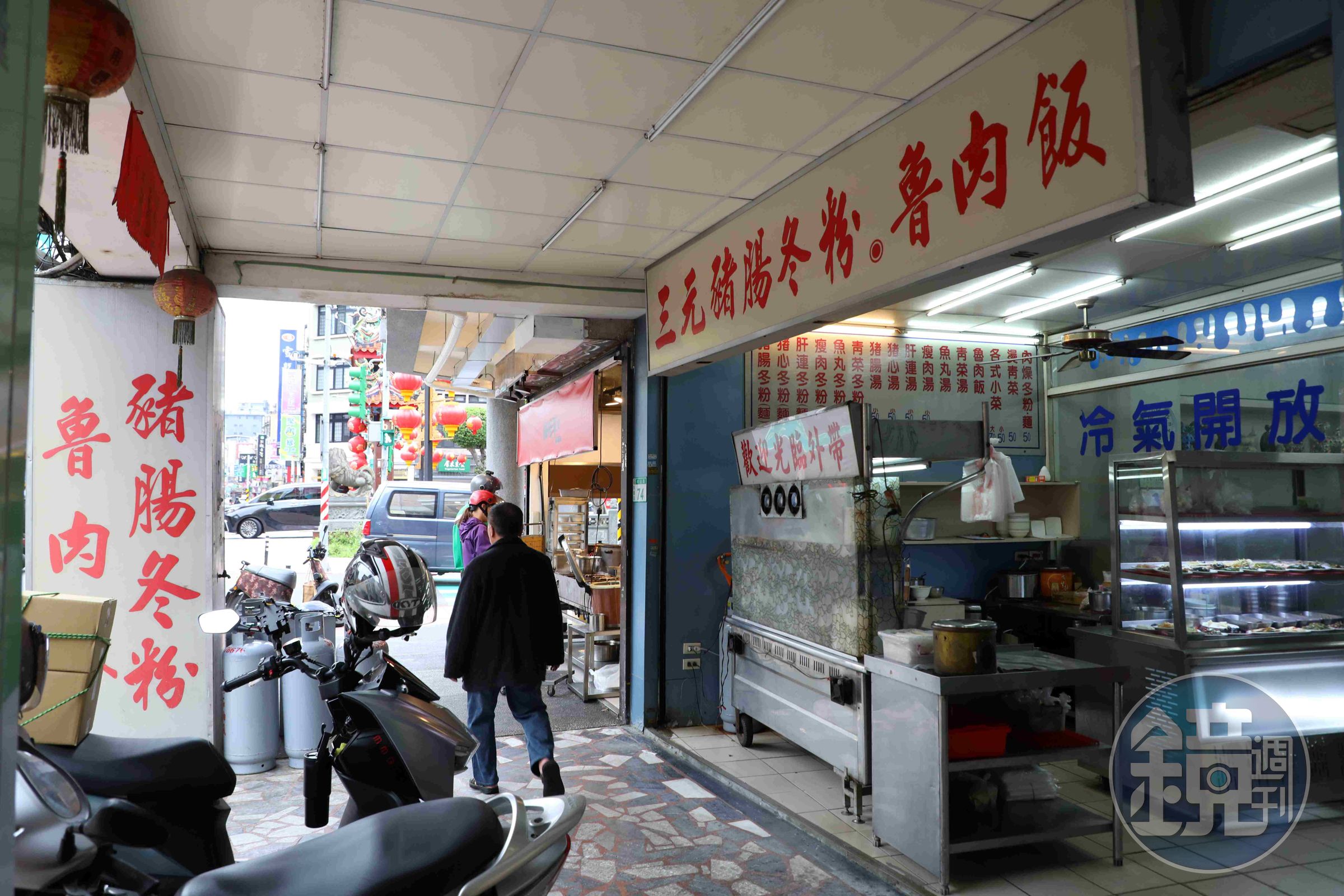 「三元豬腸冬粉」就開在景福宮旁的騎樓下，是大廟口商圈的老店之一。