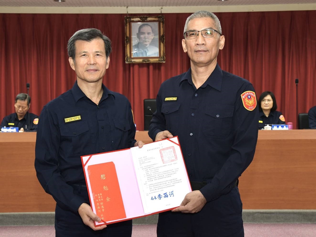 北市警局長李西河核一大功及獎勵金，並頒發延平獎章表揚薛先得英勇表現。（市警局提供）