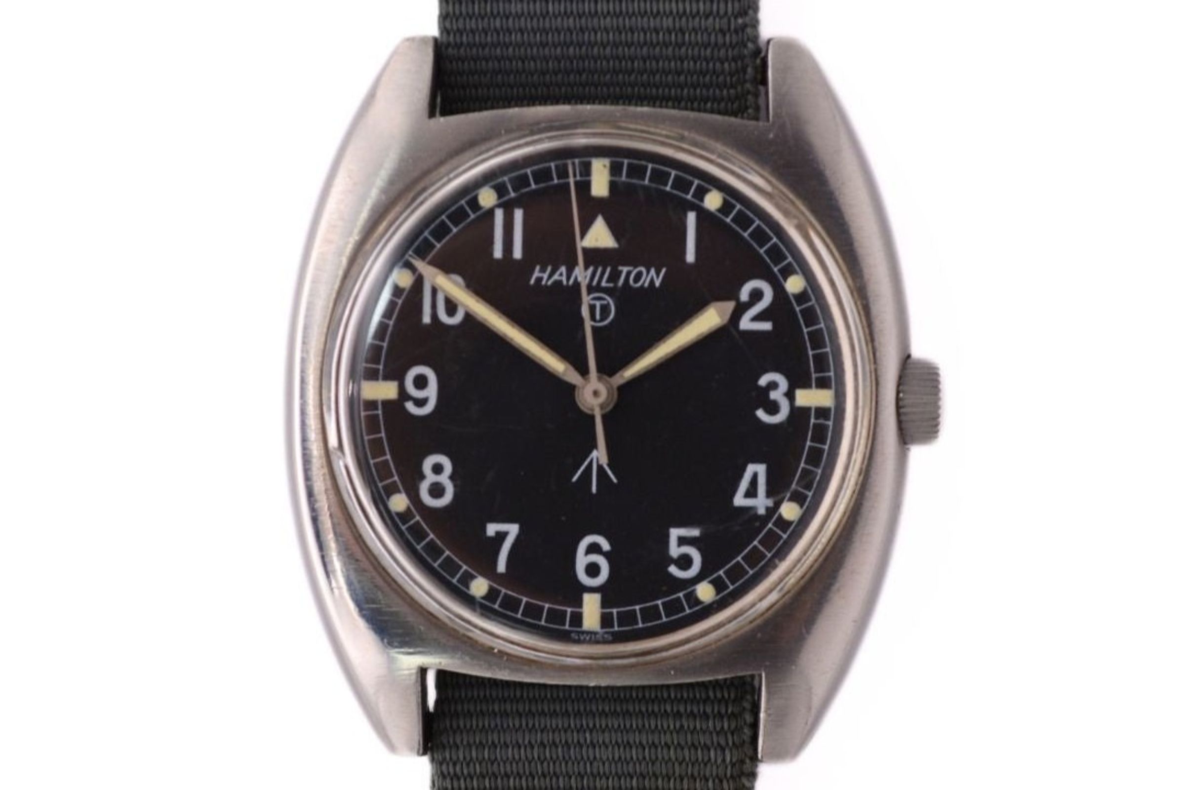 1970 年代英軍配發的 Hamilton W10,具備 Tritium 夜光與軍用 Broad Arrow 標記。