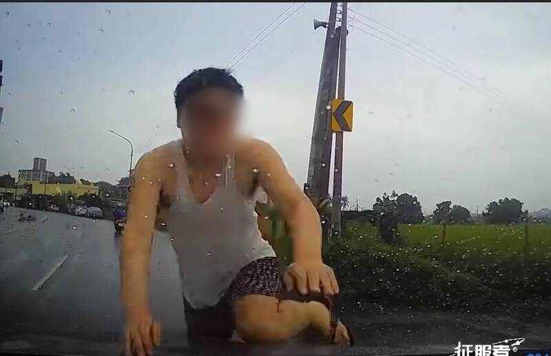 高雄林姓男子跳上行駛間的車輛引擎蓋，遭到強制送醫。（翻攝照片）