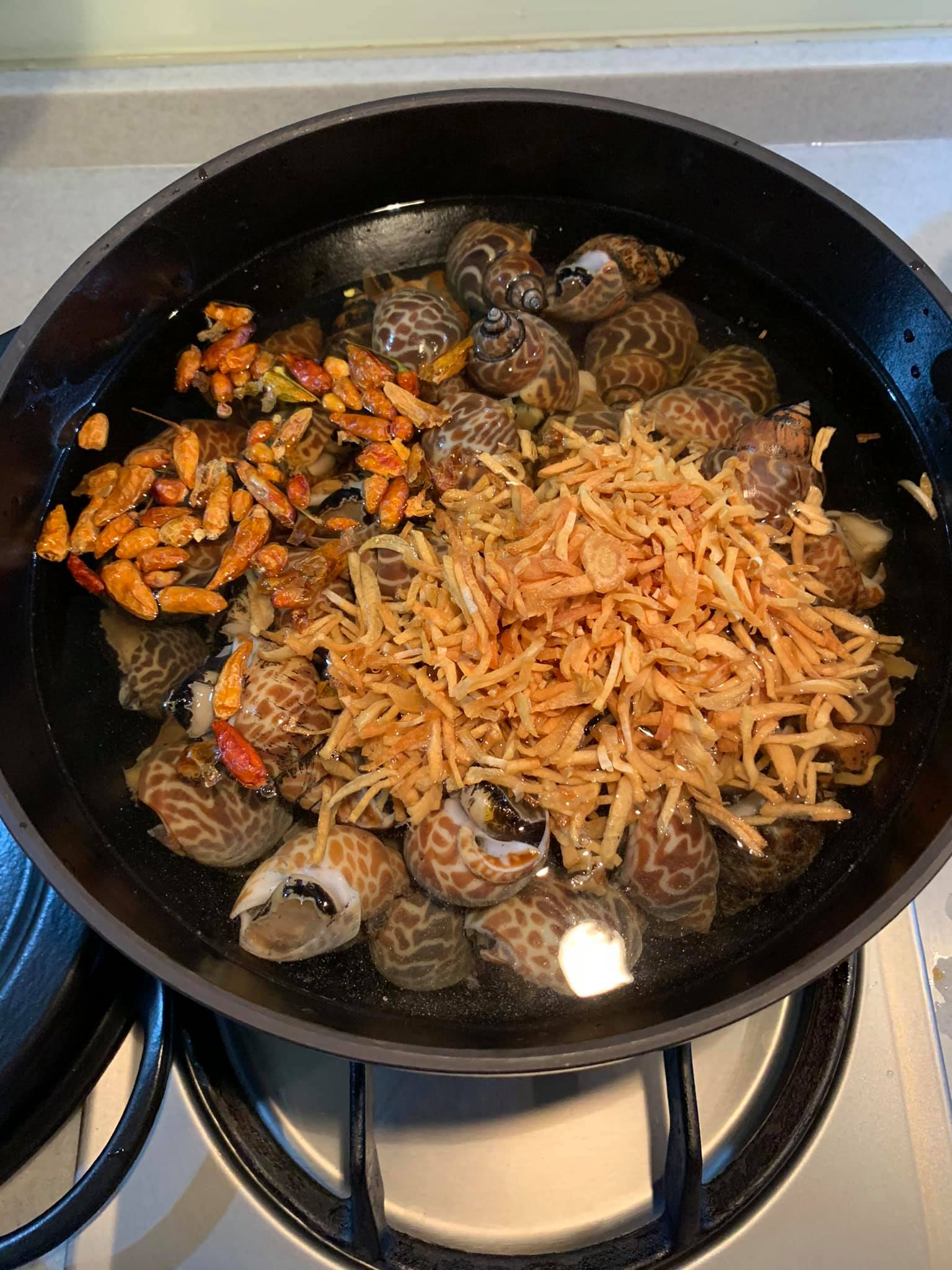 把鳳螺和香料一起放入鍋中。