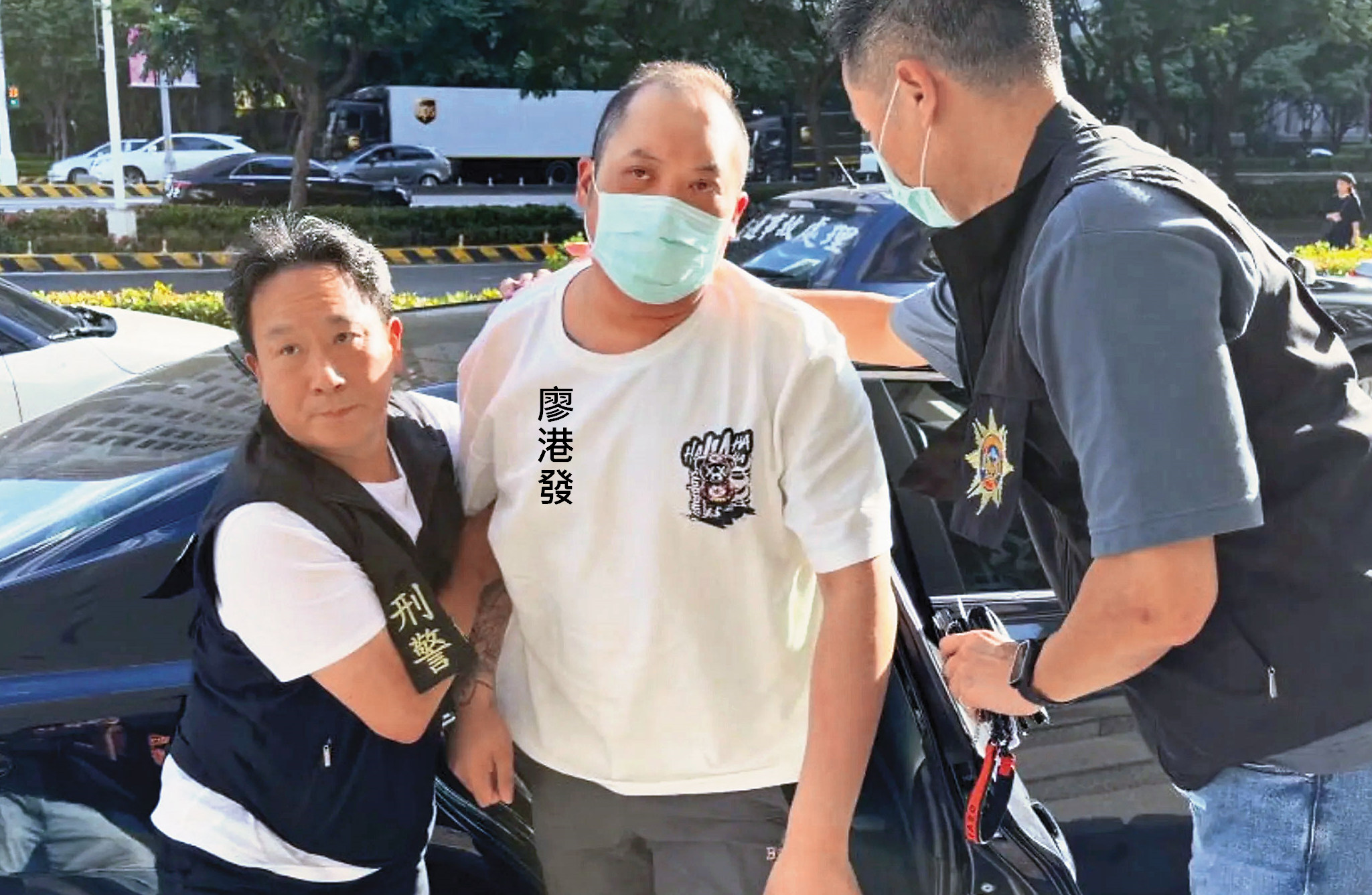 廖港發犯案後換穿白衣,準備潛逃出境時遭逮捕。(鏡新聞提供)
