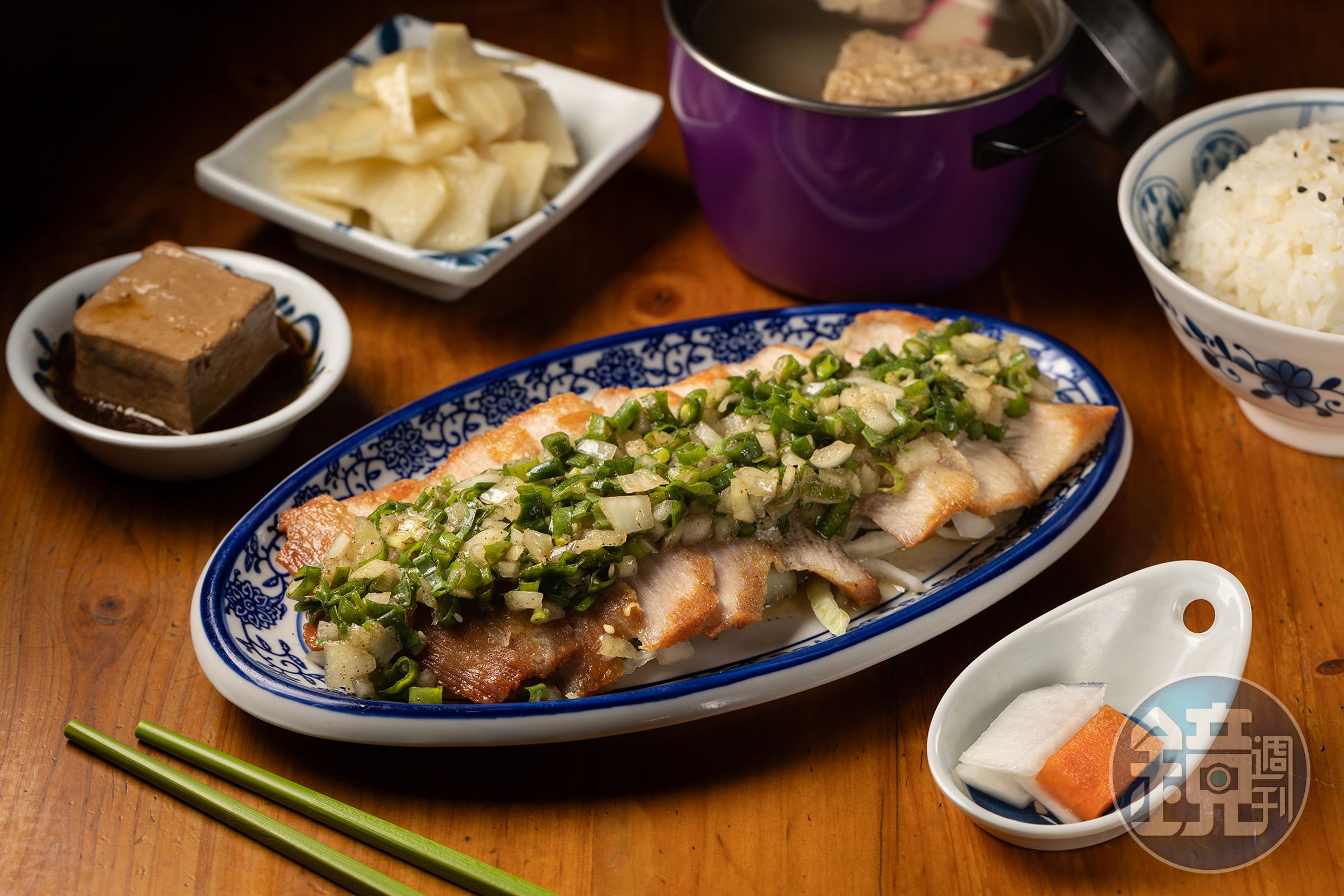 肉質脆彈的「鹽蔥松阪豬」，搭配鹽蔥一起入口，超級開胃。（380元／份）