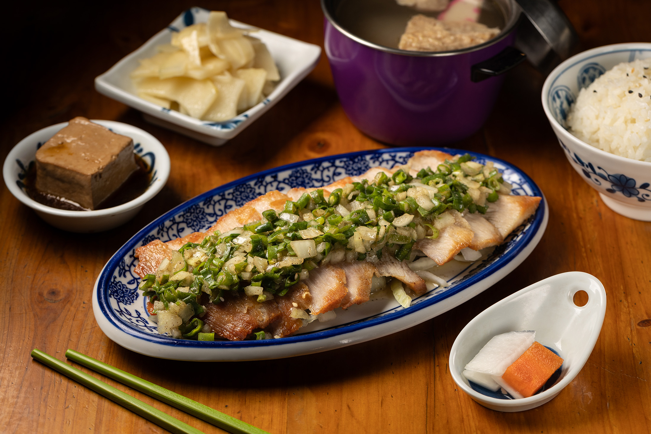 肉質脆彈的「鹽蔥松阪豬」，搭配鹽蔥一起入口，超級開胃。（380元／份）