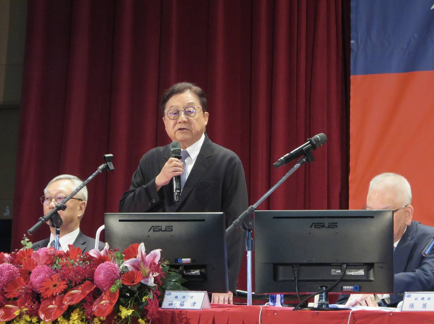 東聯化學5月19日舉行股東會，由副董事長席家宜主持。
