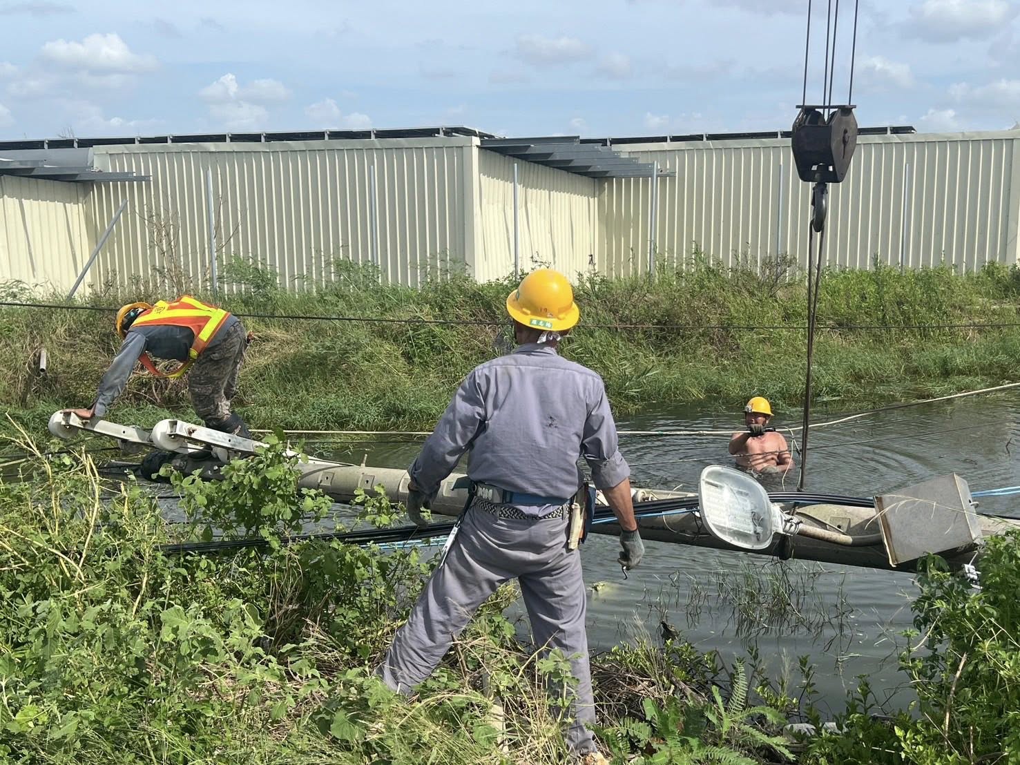 台電員工辛苦搶修中。（翻攝自蔡易餘臉書）