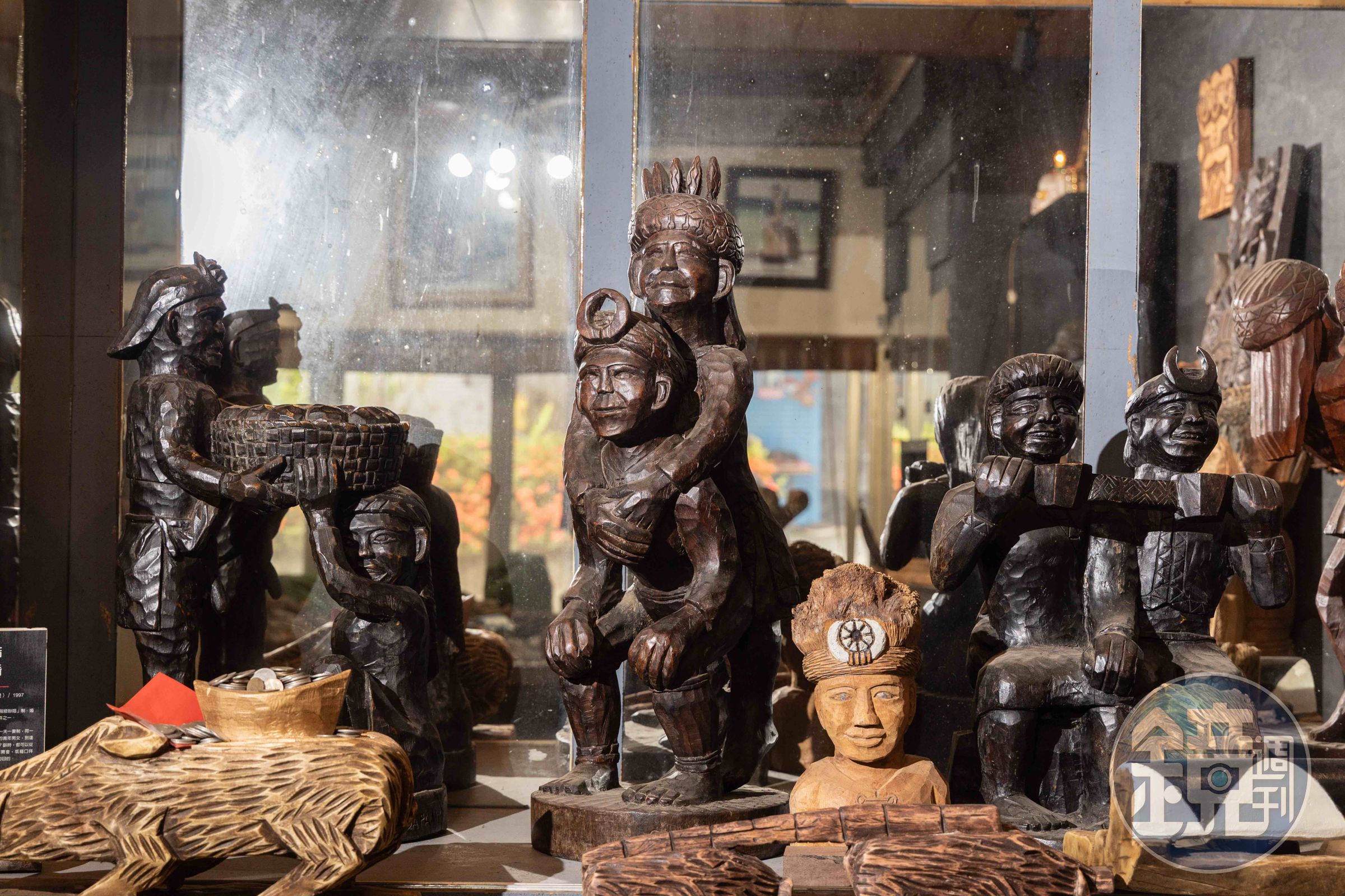 作品《結婚》靈感來自部落流傳的鄉野故事，朱財寶將其刻畫得栩栩如生。