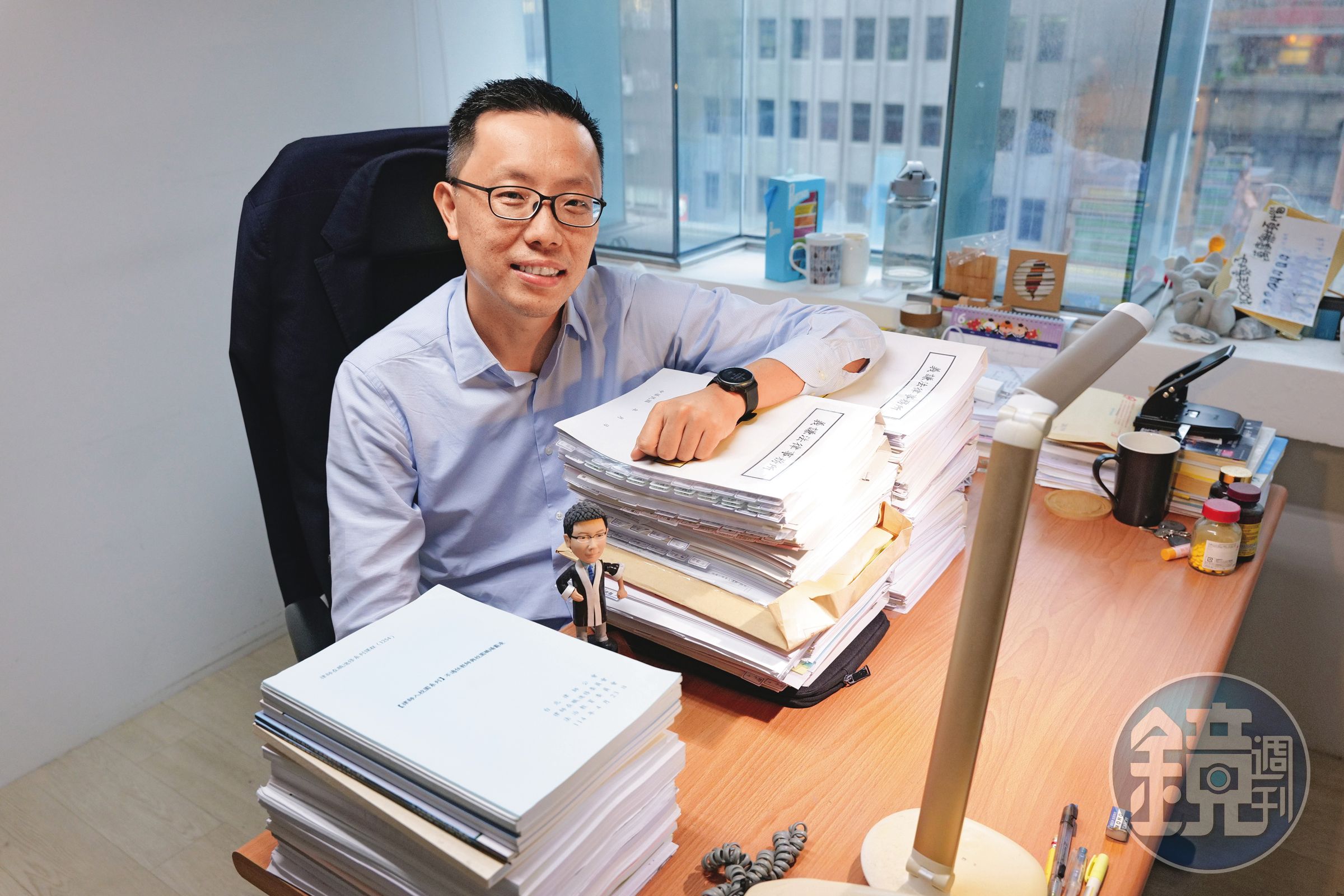 行政訴訟勝率極低,翁國彥是極少數專精行政訴訟的律師。桌上擺滿案件資料,他說:「10件我大概只贏1至2件,但我不願意去為違法的調查程序和結論背書。」