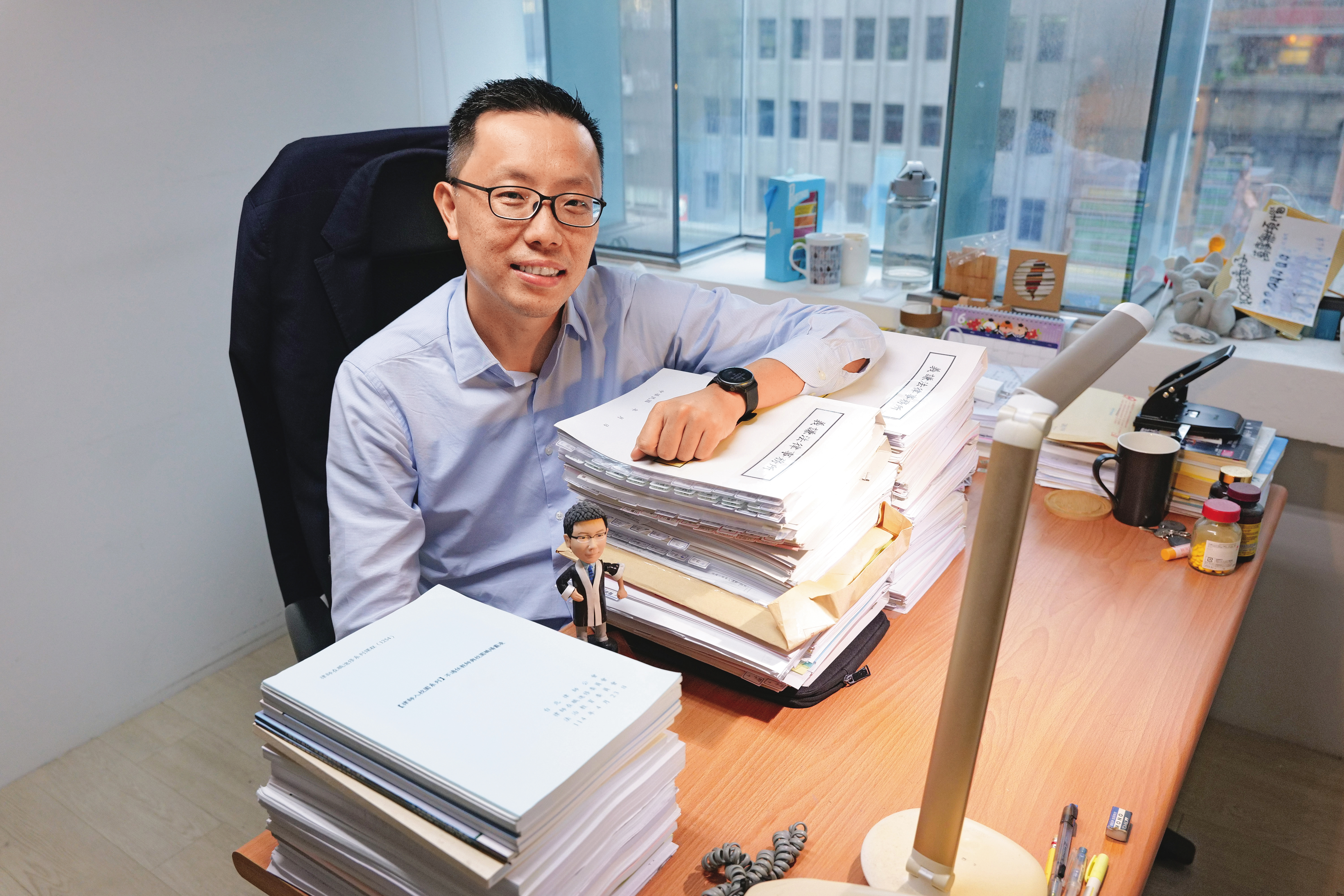 行政訴訟勝率極低,翁國彥是極少數專精行政訴訟的律師。桌上擺滿案件資料,他說:「10件我大概只贏1至2件,但我不願意去為違法的調查程序和結論背書。」