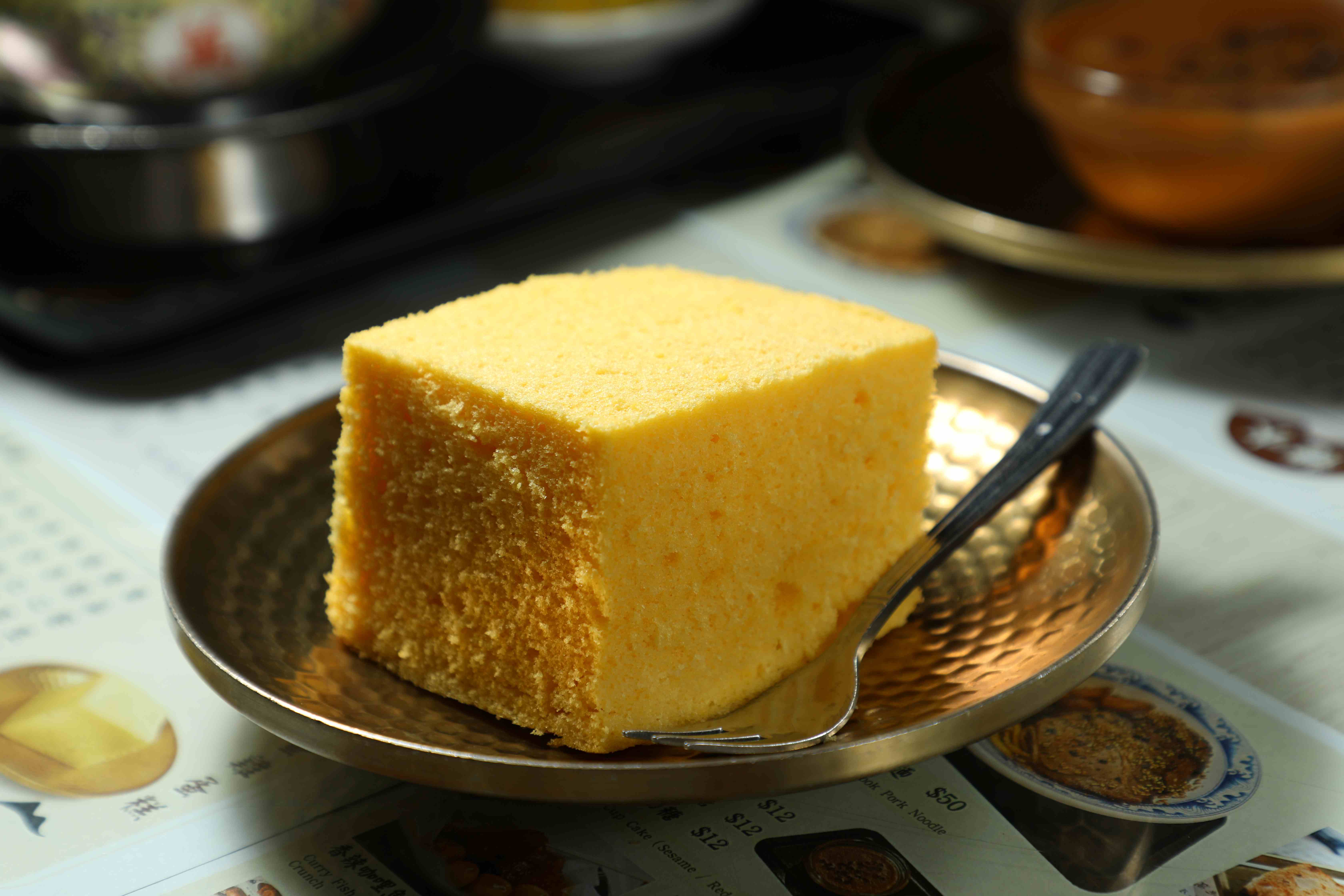 以前西環老店會用白底紅字的紙袋裝「全蛋雞蛋糕」,味道近似古早味蛋糕。(港幣12元/份,約NT$50)