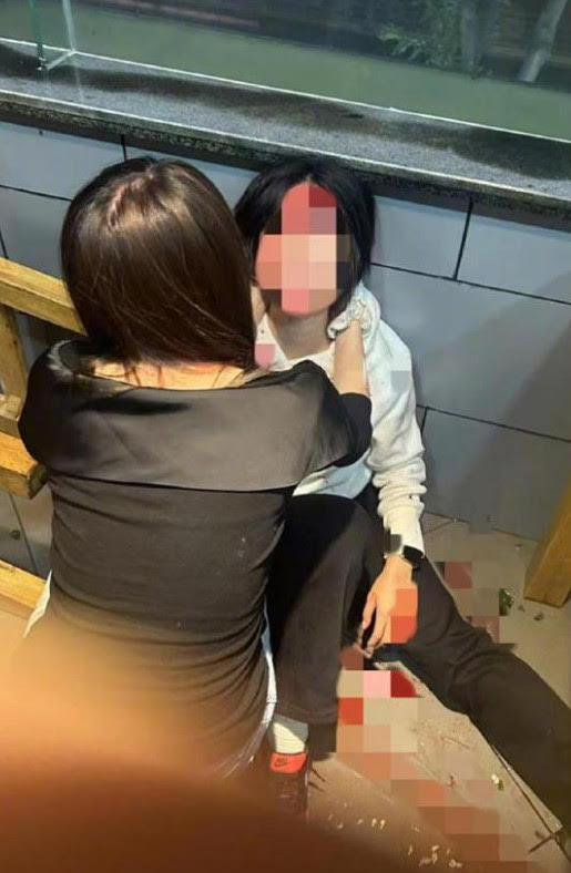 女學生拒絕搭訕後,被酒醉男子痛扁到滿臉都是血。(翻攝微博)