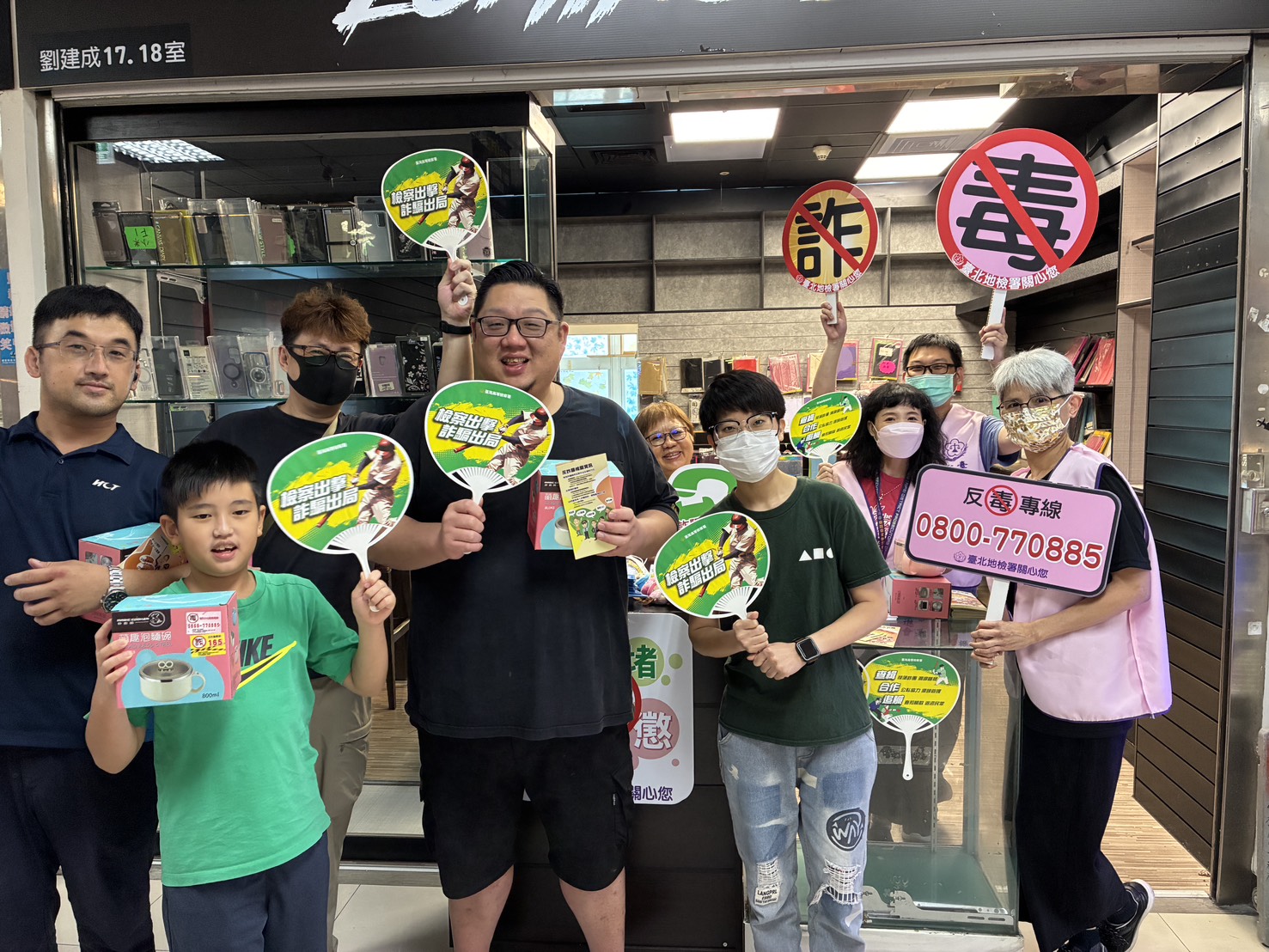 台北地方檢察署結合光華商場週年慶活動，舉辦「預防青少年犯罪暨反毒反詐騙宣導活動」，各界反應熱烈。（北檢提供）